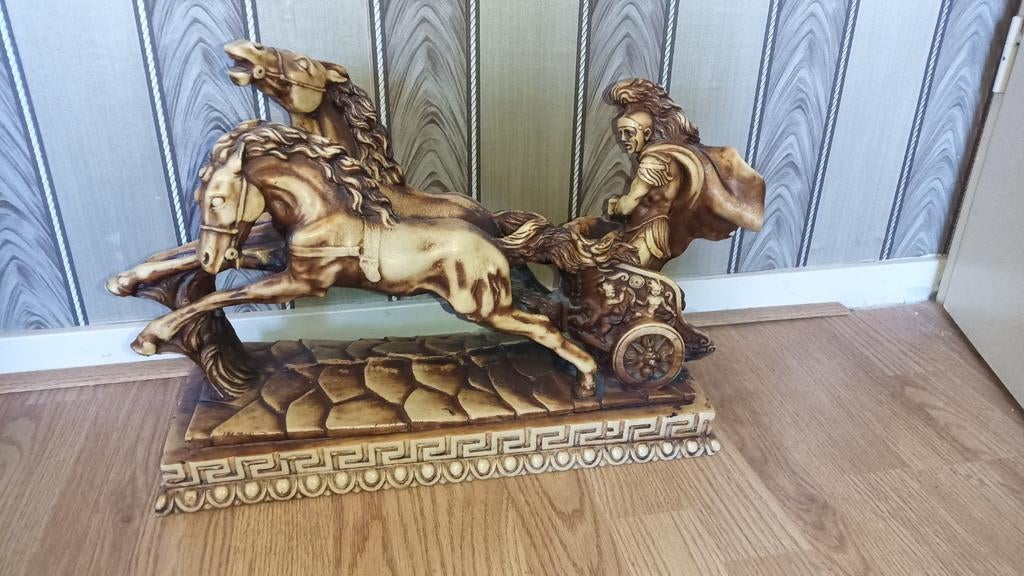 Antiek ogend beeld Romeinse strijdwagen met paarden, Antiek en Kunst, Verzenden, 50 - 100 cm, Handgemaakt, Scène