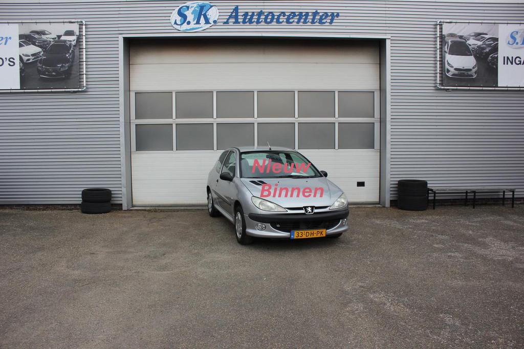 Peugeot 206 1.4.I* TREKHAAK * APK * GOEDE VAKANTIE AUTO *, Auto's, Stof, 1360 cc, Origineel Nederlands, Bedrijf