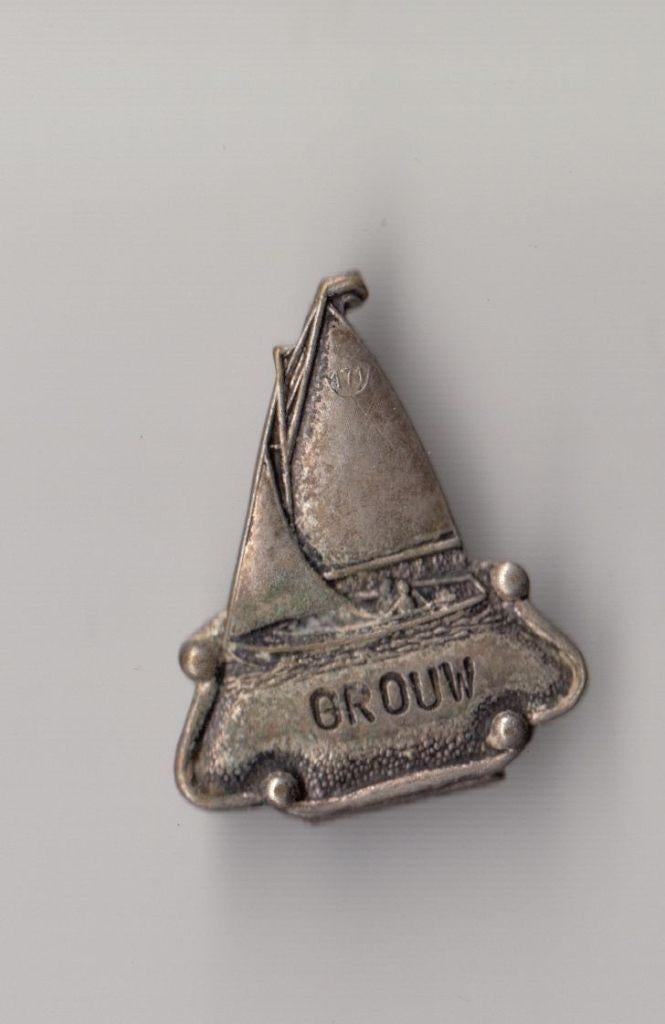 Grouw Zeilboot Scheepvaart Friesland broche, Gebruikt, Niet vindbaar, Niet vindbaar, Speldje of Pin