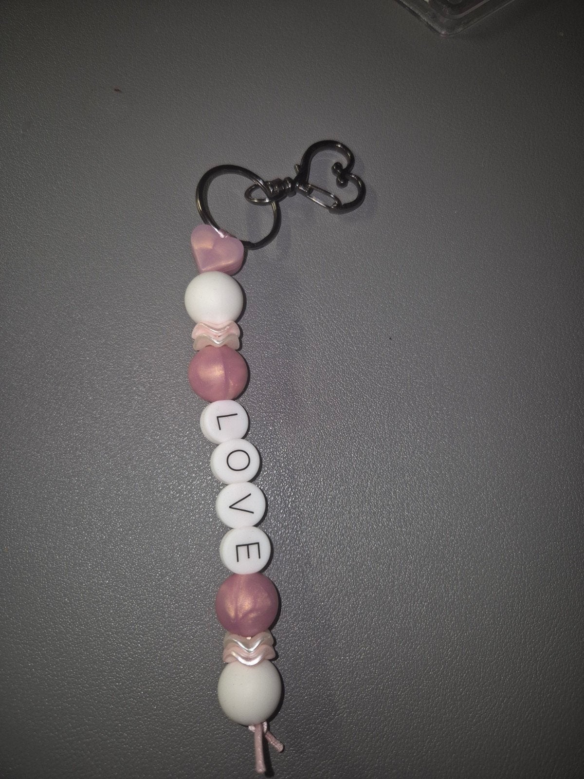 Sleutelhanger 'LOVE' met roze en witte kralen, Ophalen of Verzenden, Nieuw