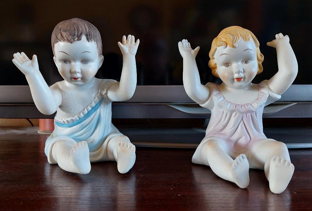 Twee beeldjes / Jongen en meisje juichen / Porcelein / Kind, Verzamelen, Beelden en Beeldjes, Ophalen of Verzenden, Zo goed als nieuw
