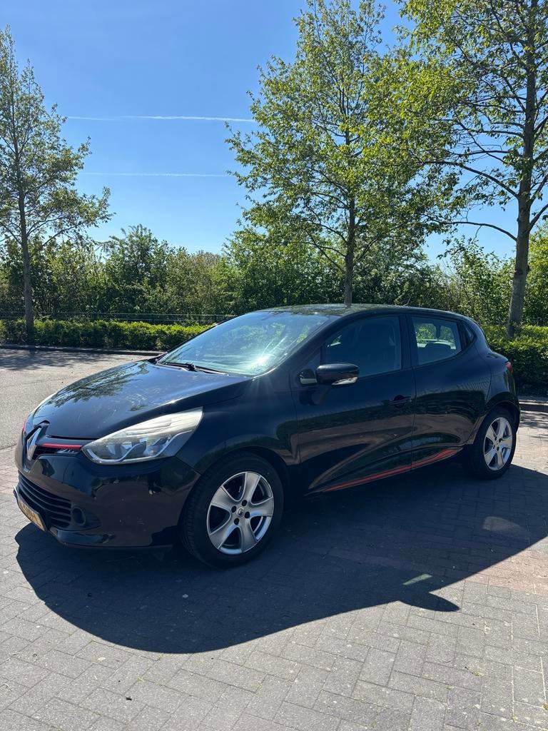 Renault Clio 0.9 TCE 66KW 5-DRS 2013 Zwart, Voorwielaandrijving, 898 cc, 40 €/maand, 540 kg