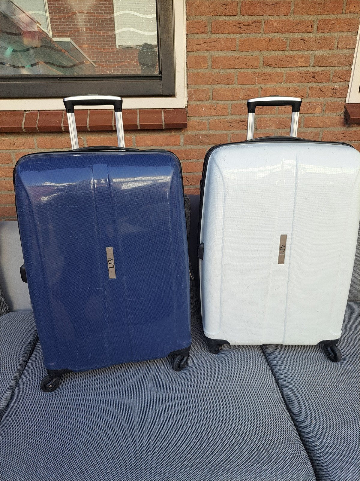 Set van 2 LIV koffers: 1 wit, 1 blauw (60x45x25 cm), Sieraden, Tassen en Uiterlijk, Koffers, Wieltjes, Gebruikt, Hard kunststof