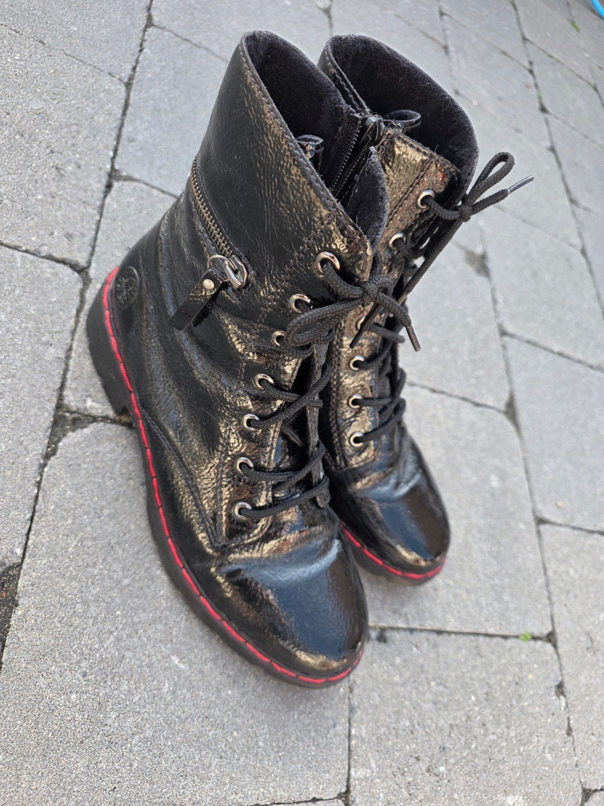 Rieker Hoge Lakleren Schoenen Zwart met Rode Details, Zwart, Lage of Enkellaarzen, Ophalen of Verzenden, Gedragen