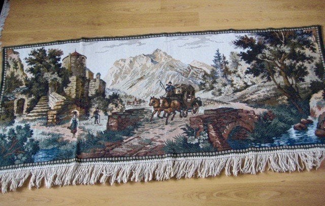 WANDKLEED MET MENSEN KOETS PAARDEN ,KASTEEL EN BERGEN ,LEVEN, Klassiek  sfeervol, 50 tot 100 cm, Overige kleuren, 150 tot 200 cm