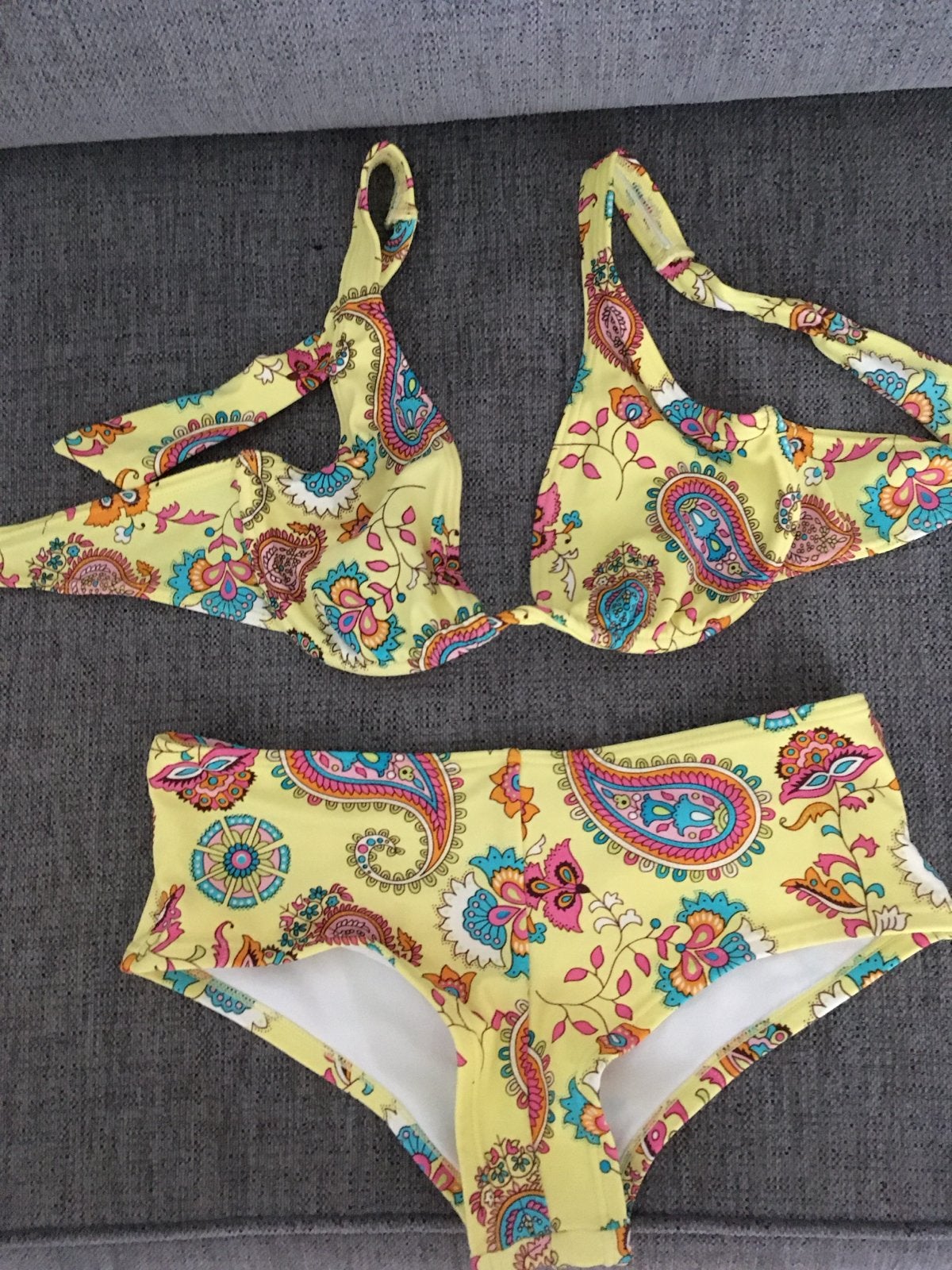 Hunkemöller halter bikini top geel paisley patroon, Ophalen of Verzenden, Zo goed als nieuw, Geel, Bikini