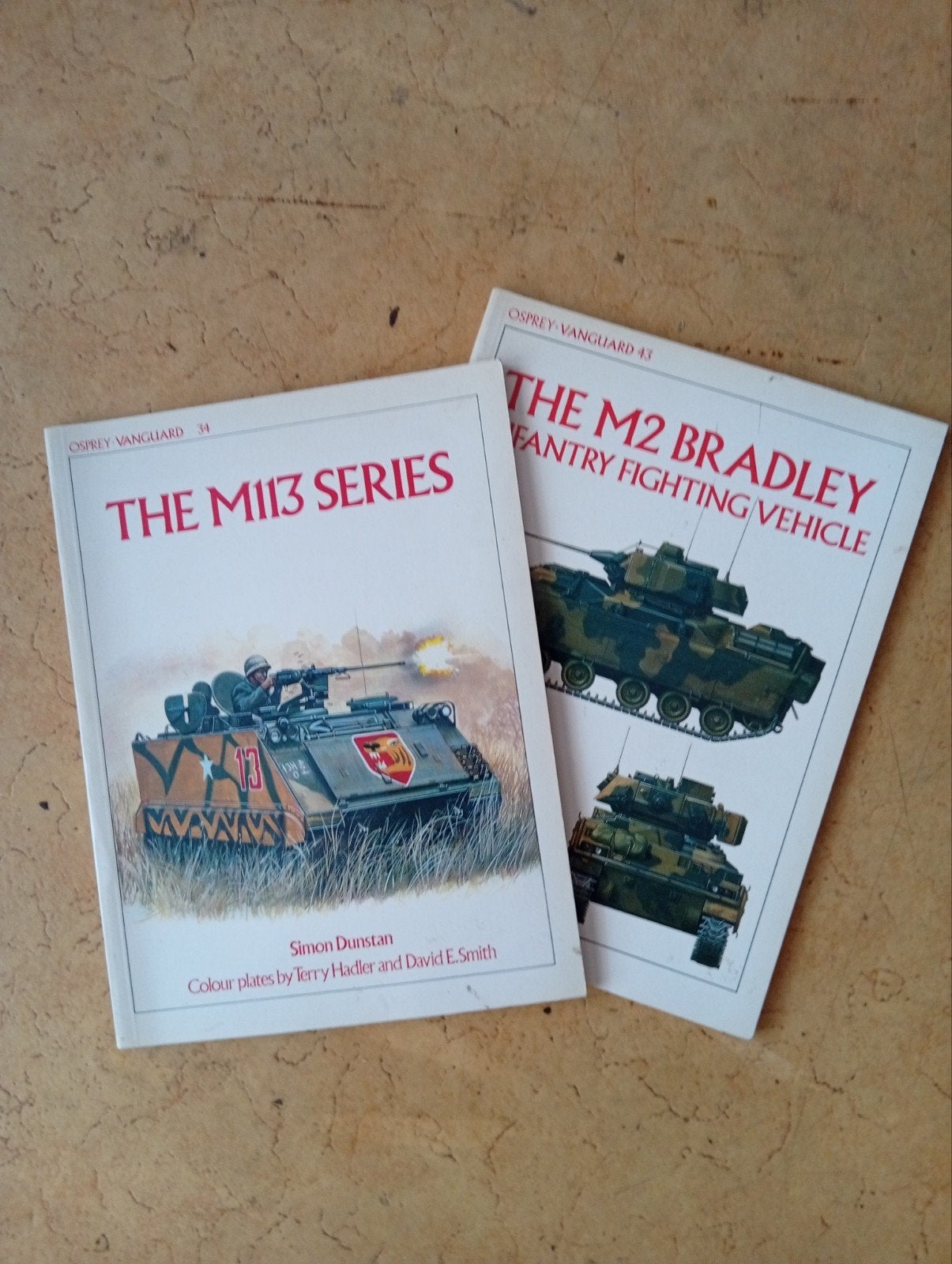 Osprey Vanguard: The M113 Series & The M2 Bradley (2 boeken), Gelezen, Ophalen of Verzenden, Landmacht, 1945 tot heden