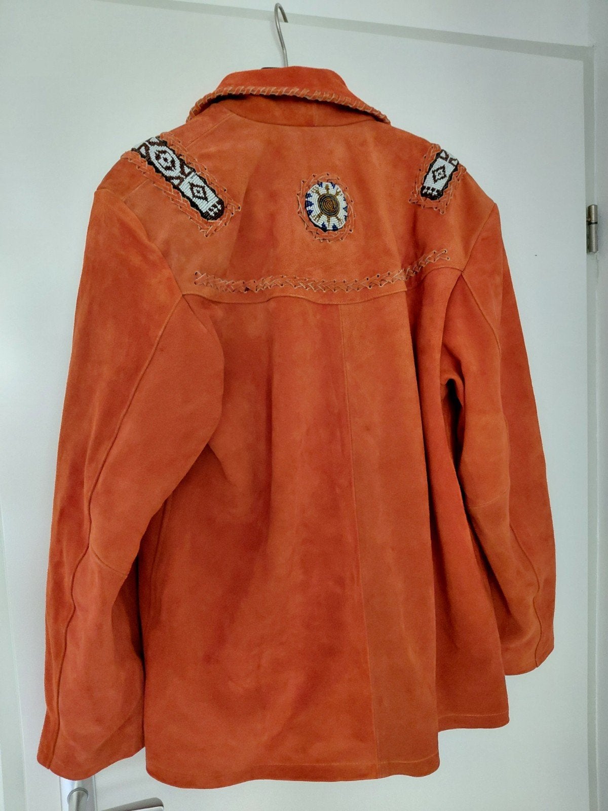 Oranje suède jas met kralen en vlechtwerk, Ophalen, Nieuw, Maat 56/58 (XL), Oranje