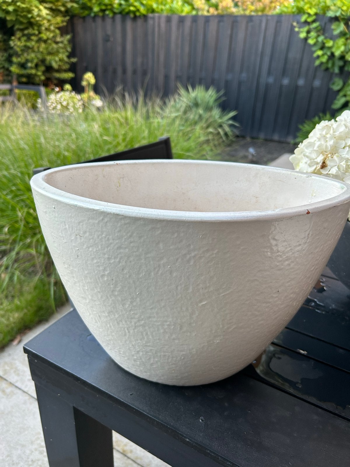 Grote crèmekleurige bloempot voor binnen of buiten, Gebruikt, 40 cm of meer, Binnen, Ophalen of Verzenden
