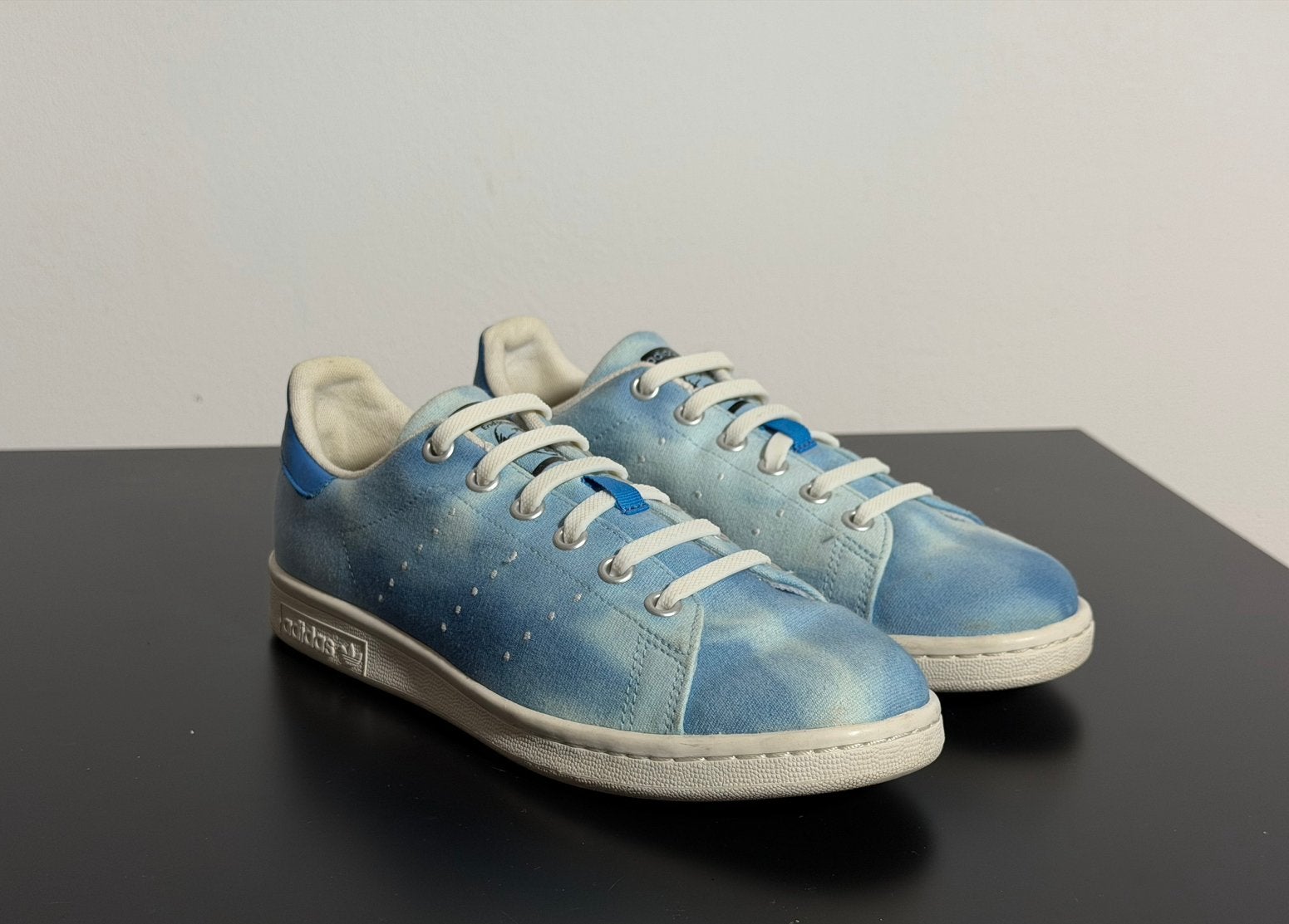 adidas x Pharrell Hu Holi Stan Smith Blue AC7045 – 37 1/3, Ophalen of Verzenden, Gedragen, Blauw