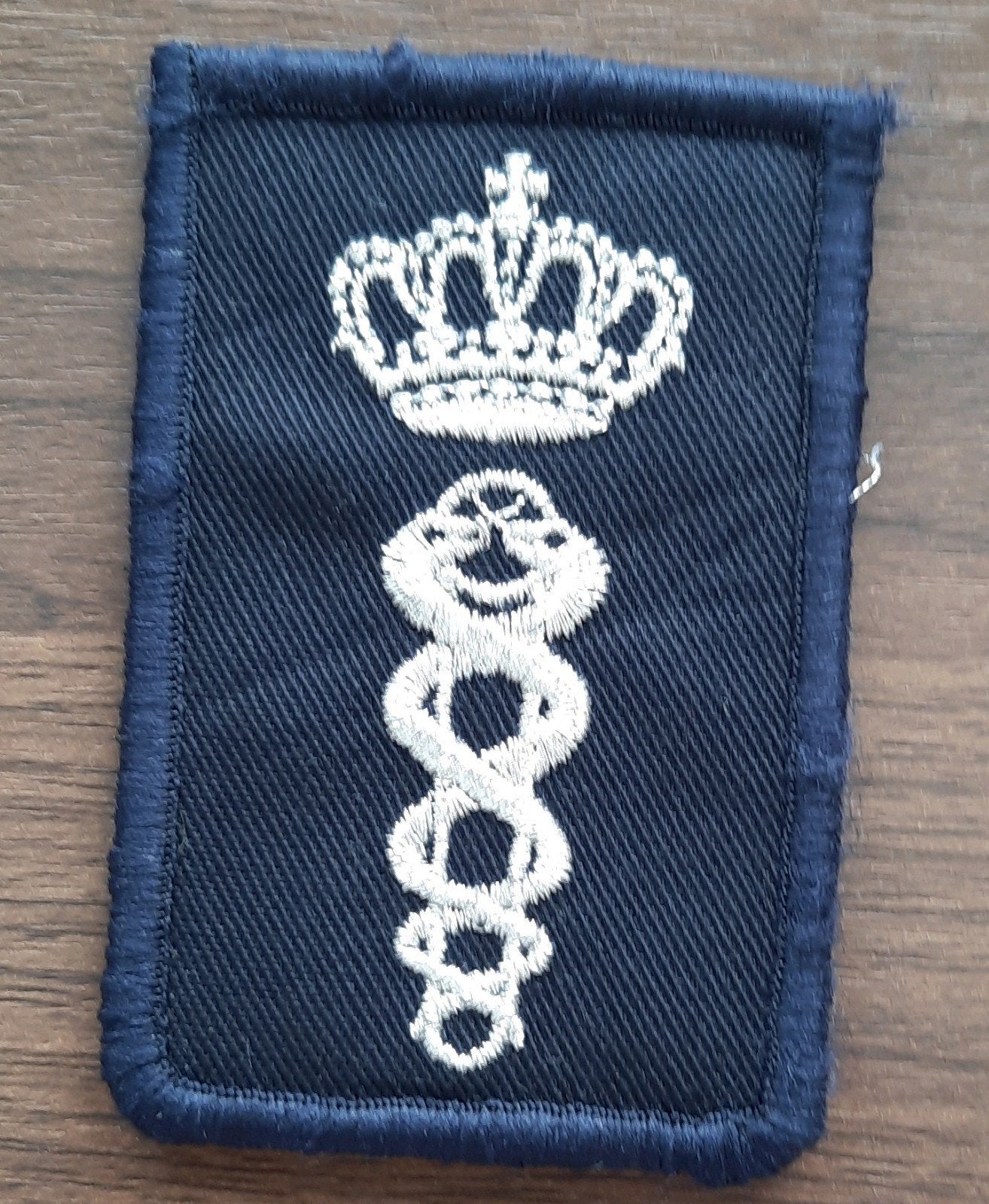 Koninklijke Marine embleem apotheker, Verzamelen, Verzenden, Marine, Nederland, Embleem of Badge