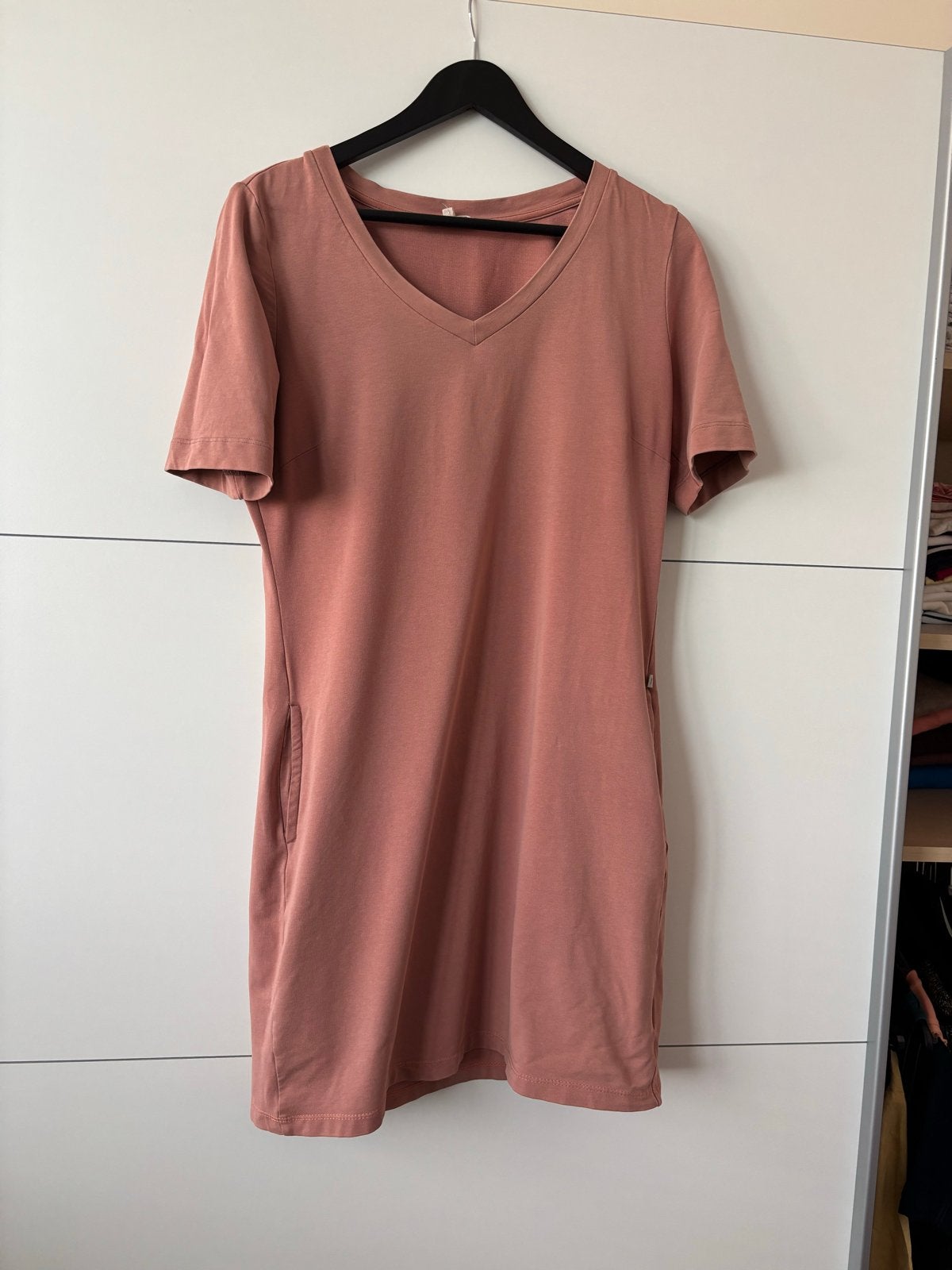 Roze T-shirt jurk met V-hals en zakken, Maat 38/40 (M), Ophalen of Verzenden, Zo goed als nieuw, Knielengte