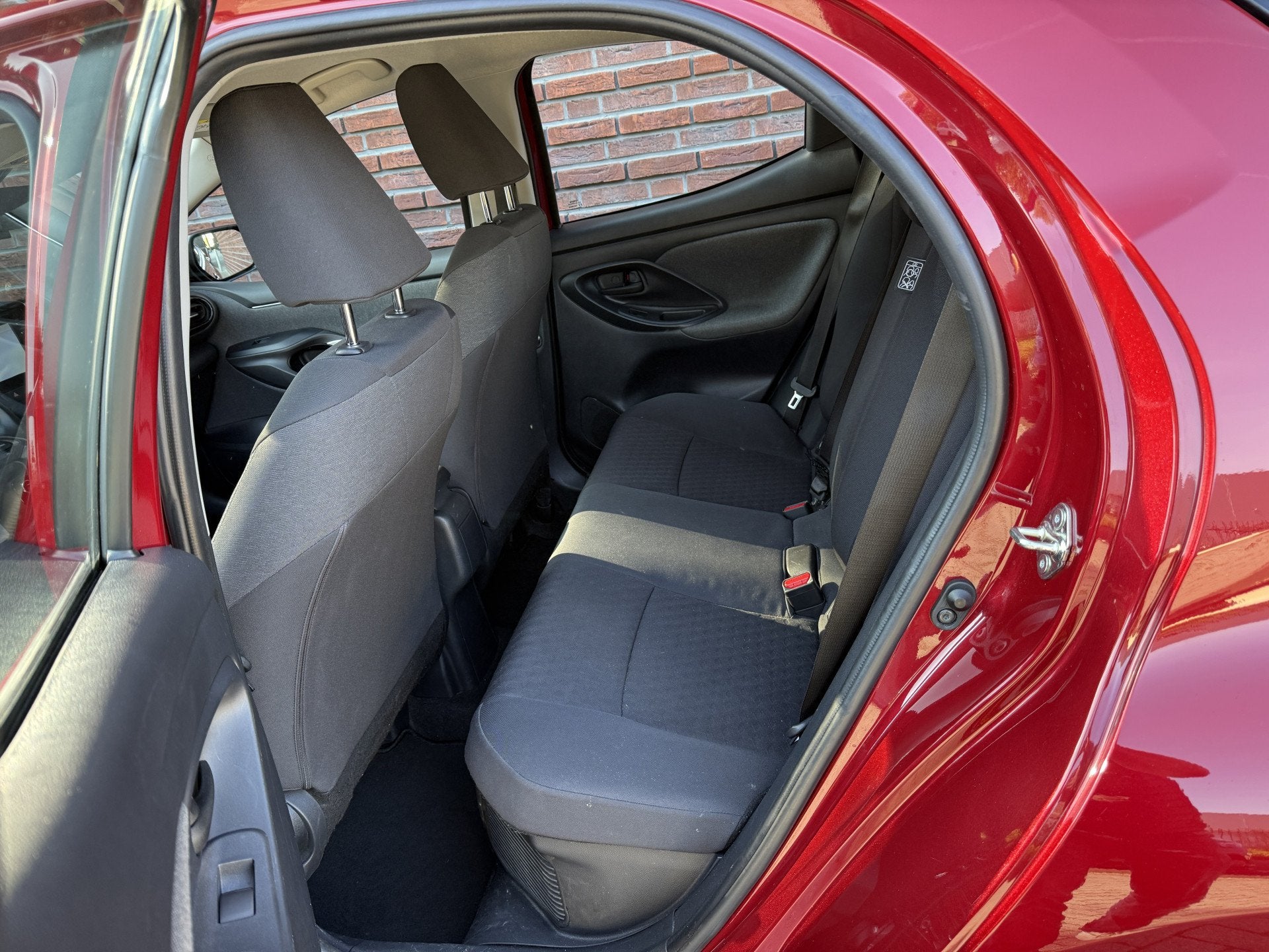 Toyota Yaris 1.5 Hybrid Dynamic Eerste eigenaar NL Auto NAP, 12 maanden, Gebruikt, Bedrijf, Hybride Elektrisch/Benzine