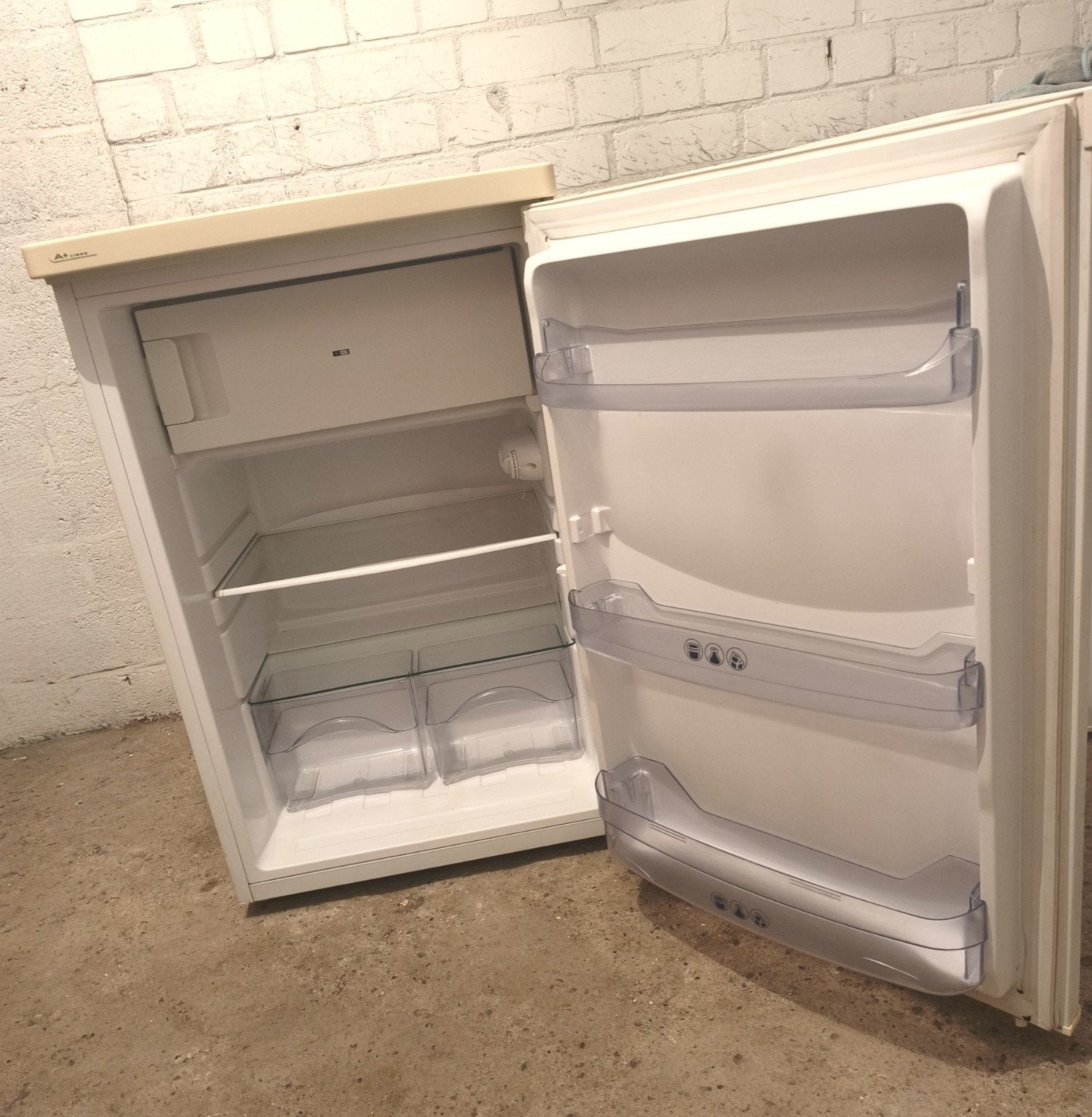 Whirlpool tafelmodel koelkast werkt prima met vriesvak., 100 tot 150 liter, Energieklasse A of zuiniger, 45 tot 60 cm, Met vriesvak
