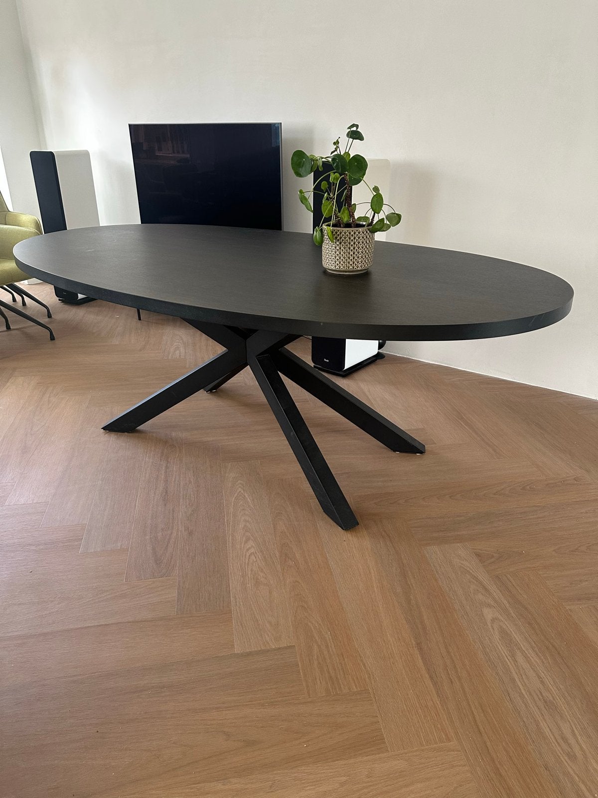 Ovale zwarte eettafel met spinpoot - 220 lang 120 diep, Huis en Inrichting, Ophalen, 100 tot 150 cm, 200 cm of meer, Zo goed als nieuw