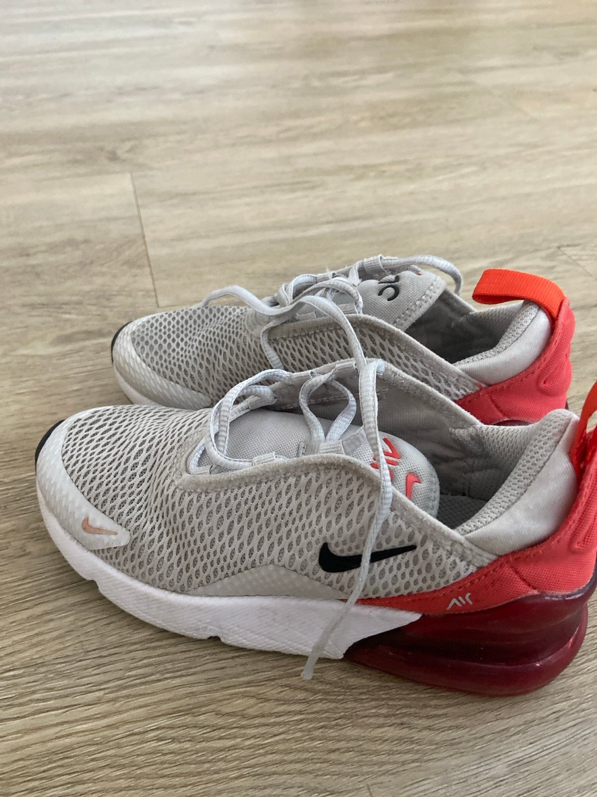 Nike Air Max 270 sneakers - Grijs/Rood, Ophalen of Verzenden, Gedragen, Grijs, Sneakers of Gympen