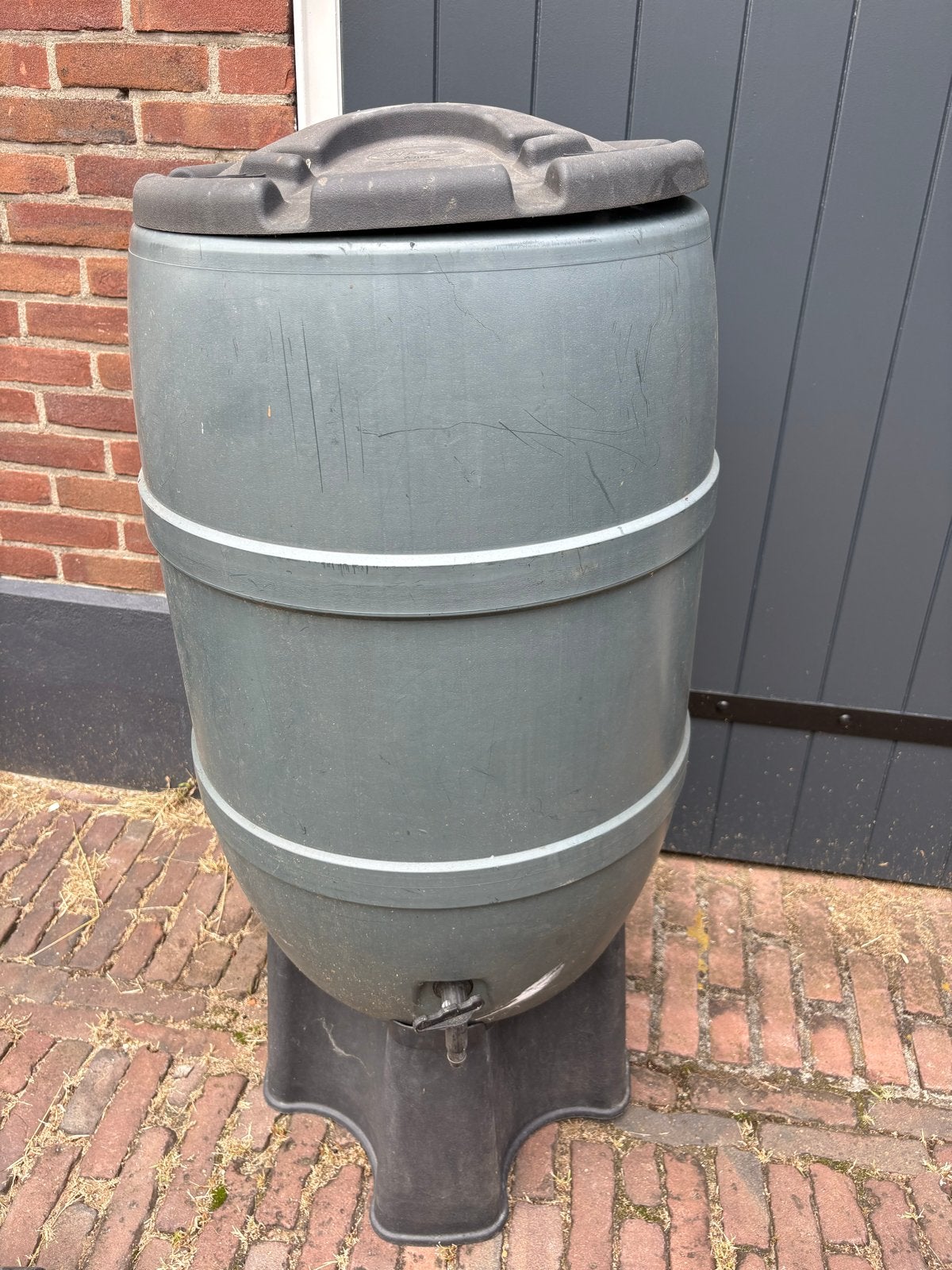 Regenton met kraantje en standaard, Tuin en Terras, Regentonnen, Kunststof, Gebruikt, Met kraantje, 150 liter of meer