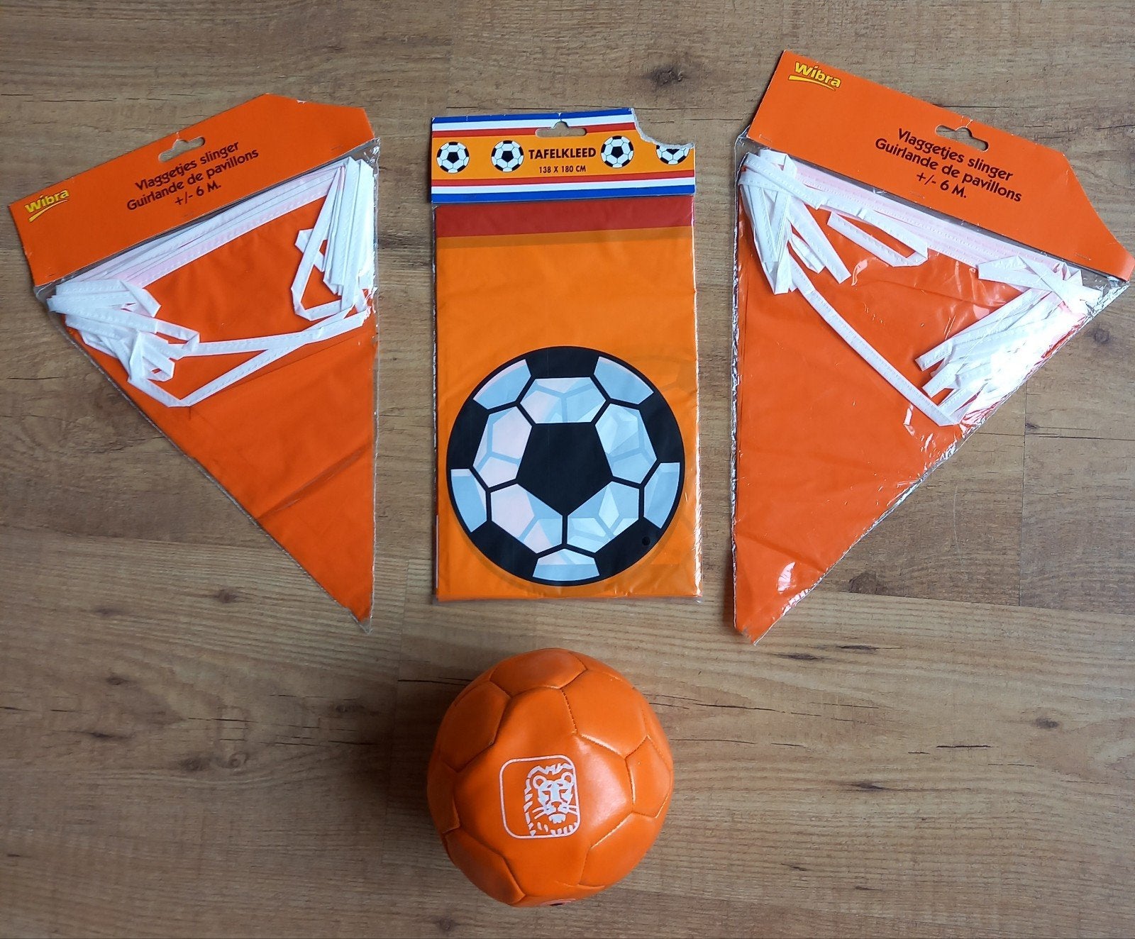 Oranje Feestpakket: Vlaggetjes, Tafelkleed & Bal, Ophalen, Nieuw, Versiering, Oranje of Koningsdag