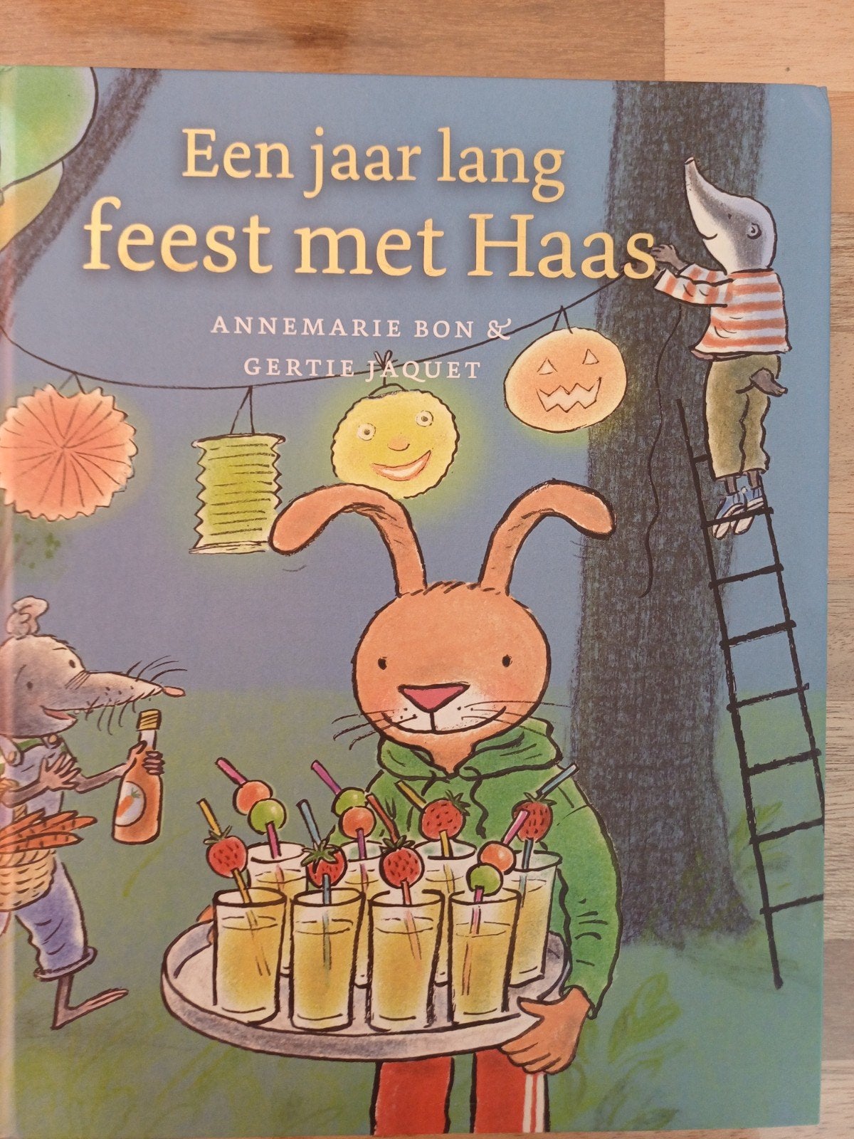 Annemarie Bon - Een jaar lang feest met Haas, Non-fictie, Ophalen of Verzenden, Zo goed als nieuw, Voorleesboek
