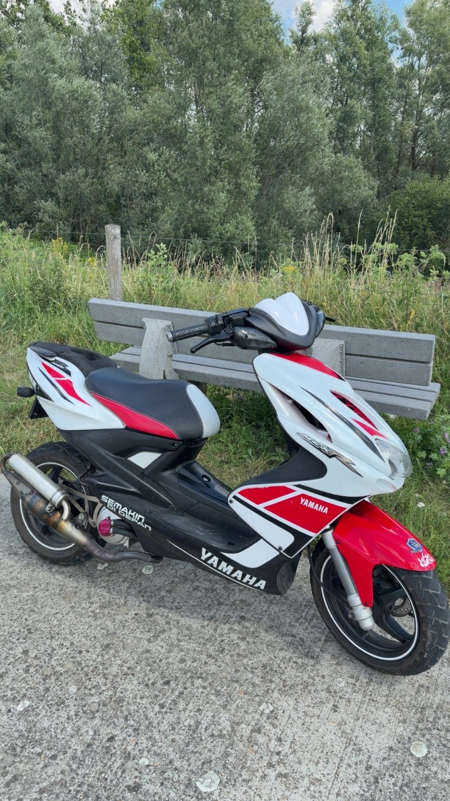 yamaha aerox 2012 2 takt (50th year anniversary kappen), Fietsen en Brommers, Scooters | Yamaha, Ophalen, Zo goed als nieuw, Tweetakt
