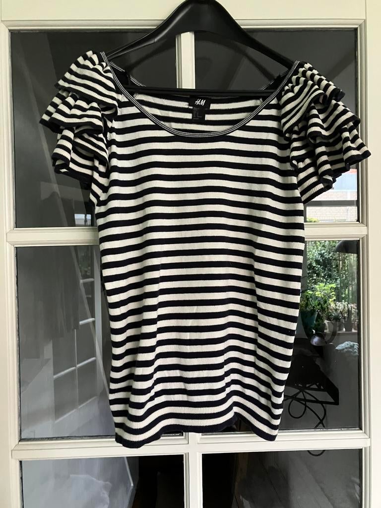 Gestreept shirt. Gebreid. H & M. Zwart. Wit. M. Ruches, Maat 38/40 (M), Wit, Ophalen of Verzenden, Zo goed als nieuw