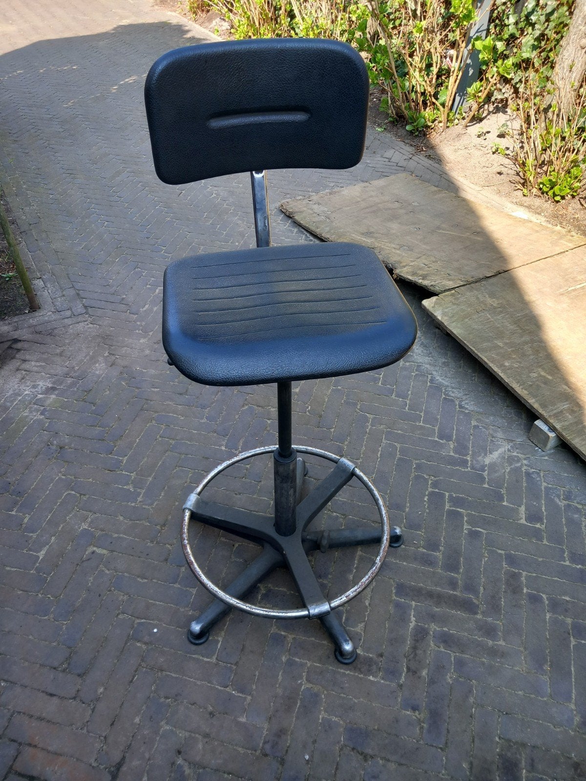 Gebruikte bureaustoel werkplaatsstoel met rugleuning en voet, Ophalen, Gebruikt, Zwart, Bureaustoel