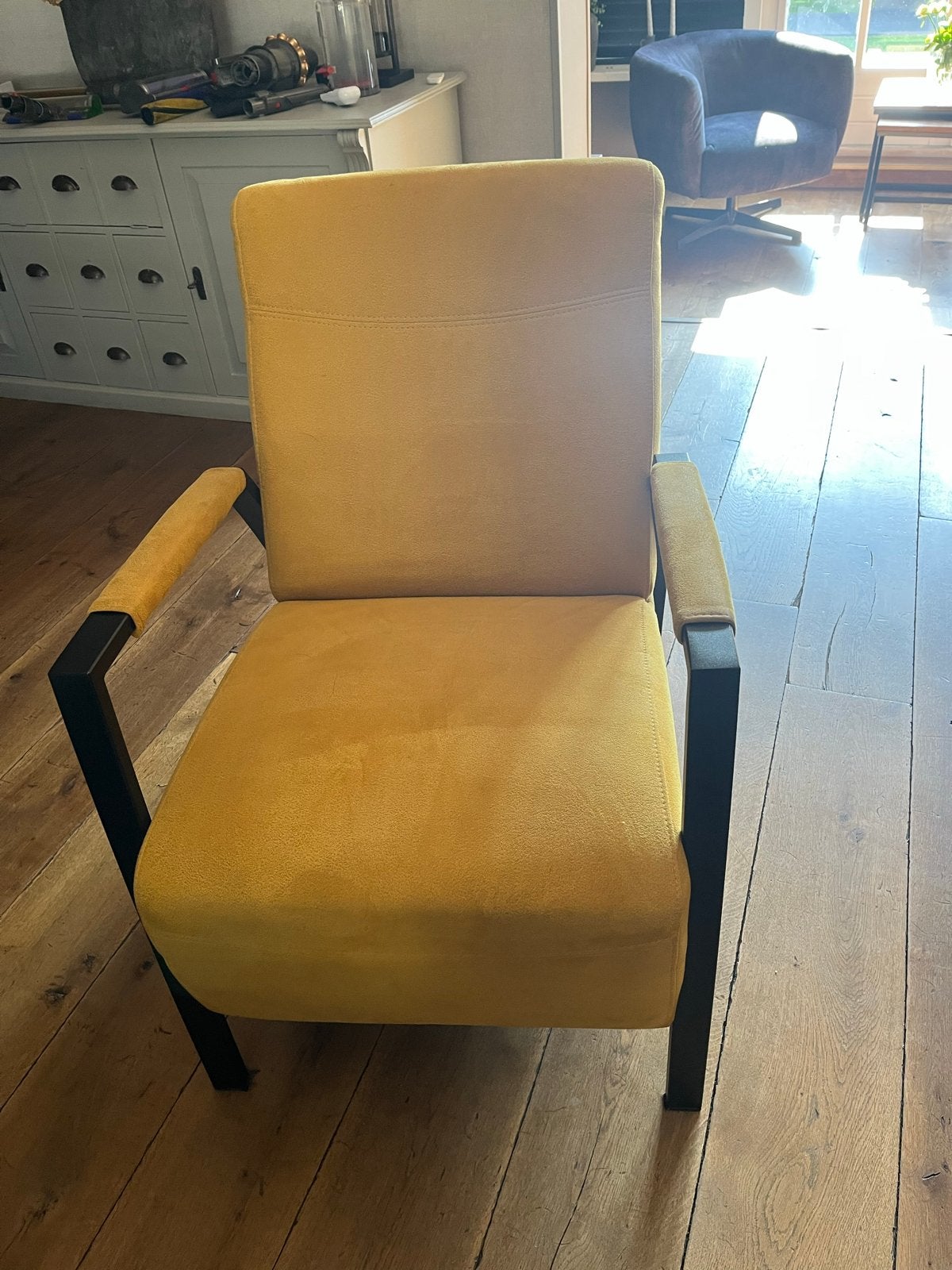 Comfortabele gele fauteuil met zwarte armleuningen, Huis en Inrichting, Stoelen, Ophalen, Gebruikt, Overige kleuren, Metaal