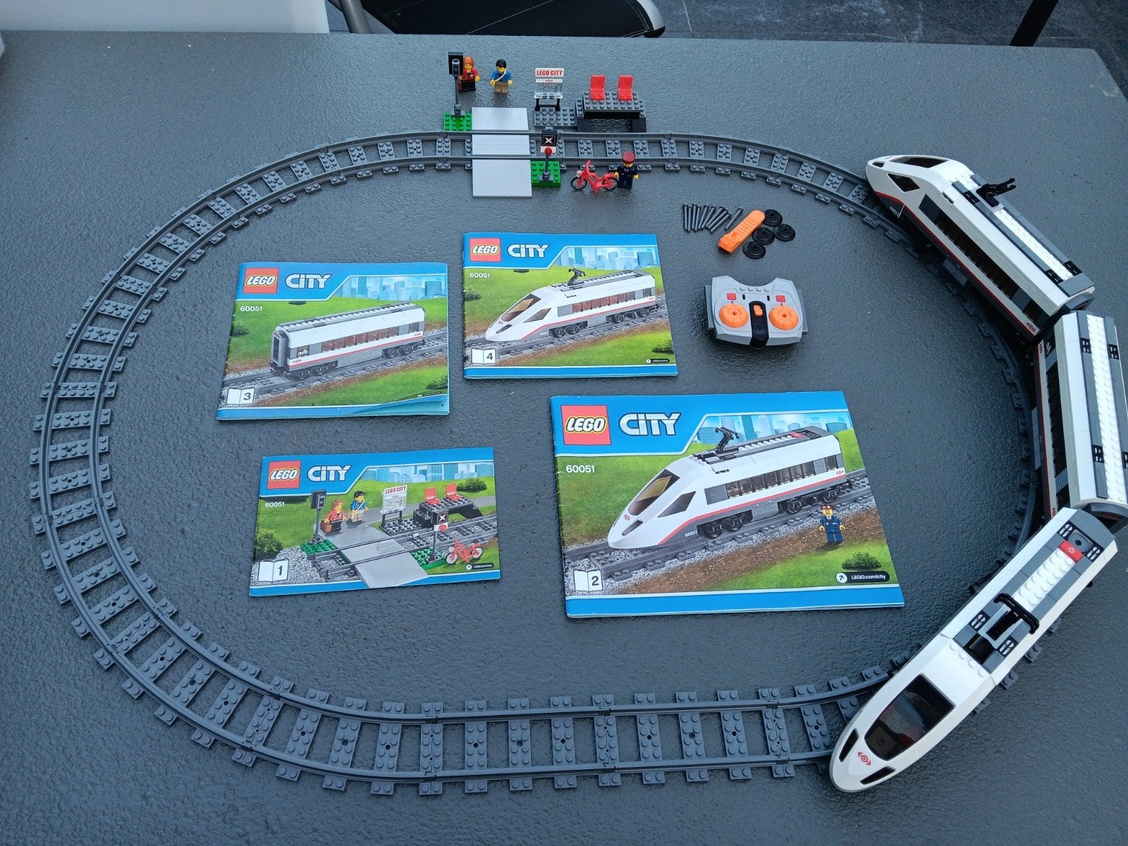 Lego City Trein 60051 met spoorwegovergang en perron, Compleet, City, Lego, Ophalen of Verzenden