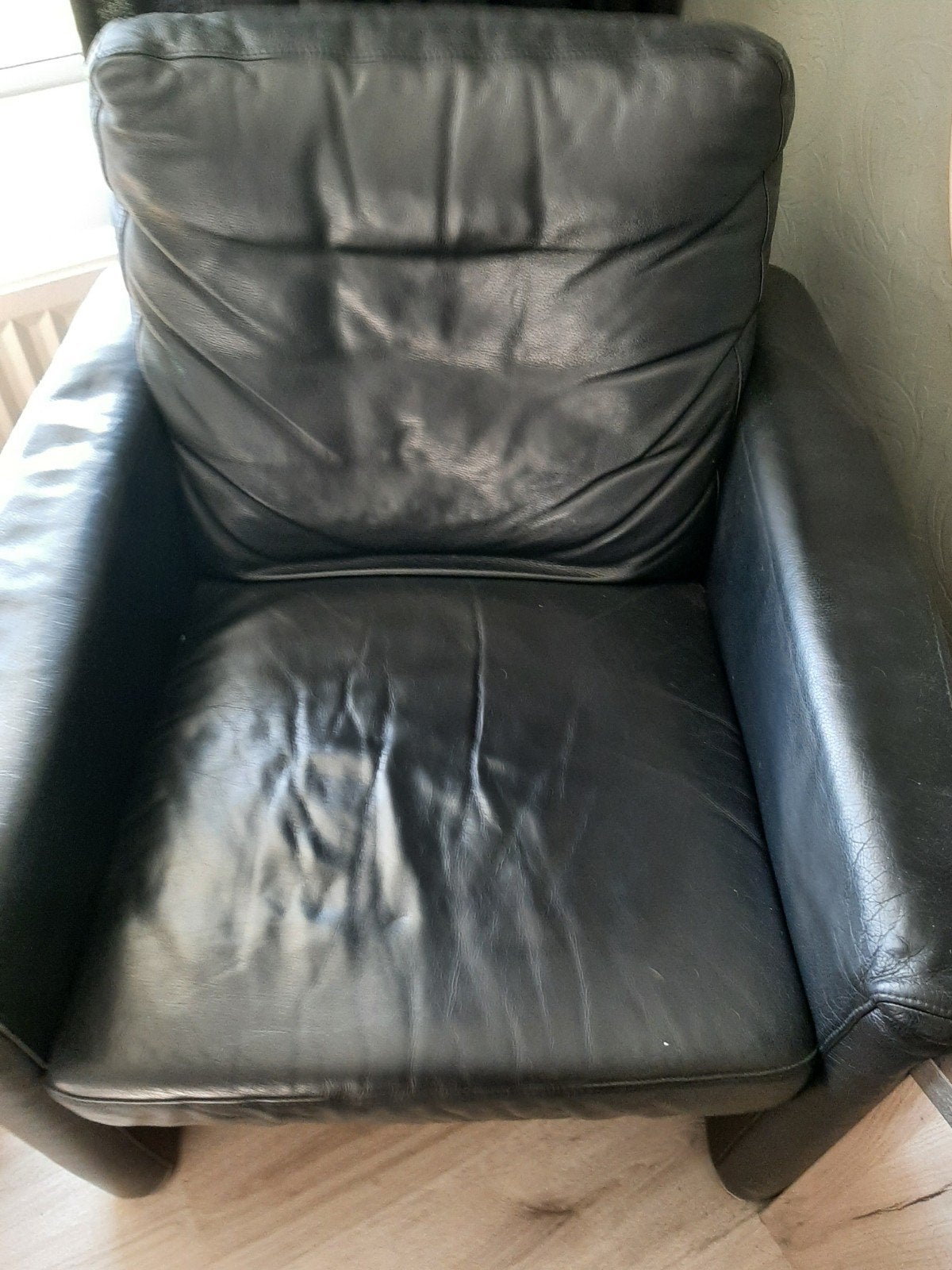 Comfortabele zwarte leren fauteuil,  2 stuks, Ophalen, Gebruikt, 75 tot 100 cm, Modern