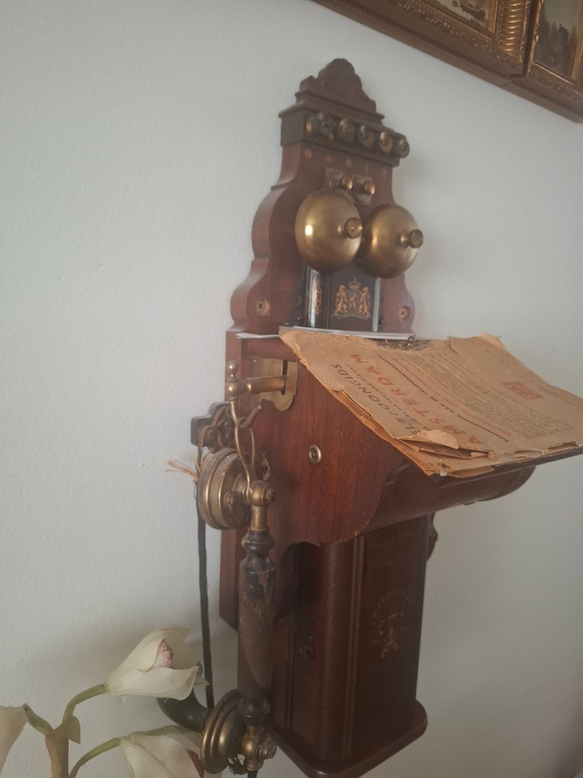 Antieke wandtelefoon met originele telefoongids, Ophalen of Verzenden