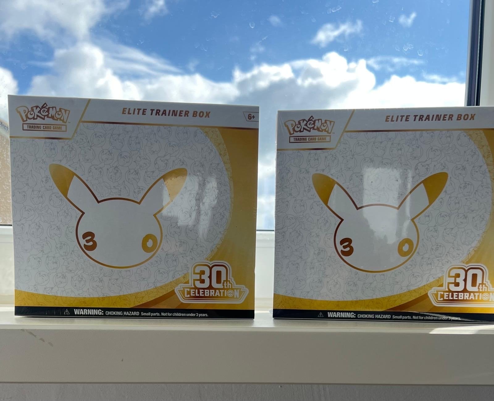 Pokémon Elite Trainer Box 30th Celebration (2 stuks), Ophalen of Verzenden, Nieuw, Overige typen, Foil