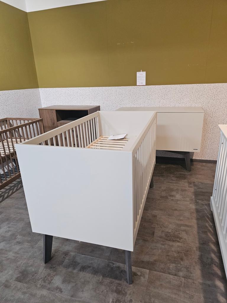 Kidsmill Sixties ledikant 70x140 en commode oatmeal/walnoot, Kinderen en Baby's, Babywiegjes en Ledikanten, Ophalen, Zo goed als nieuw