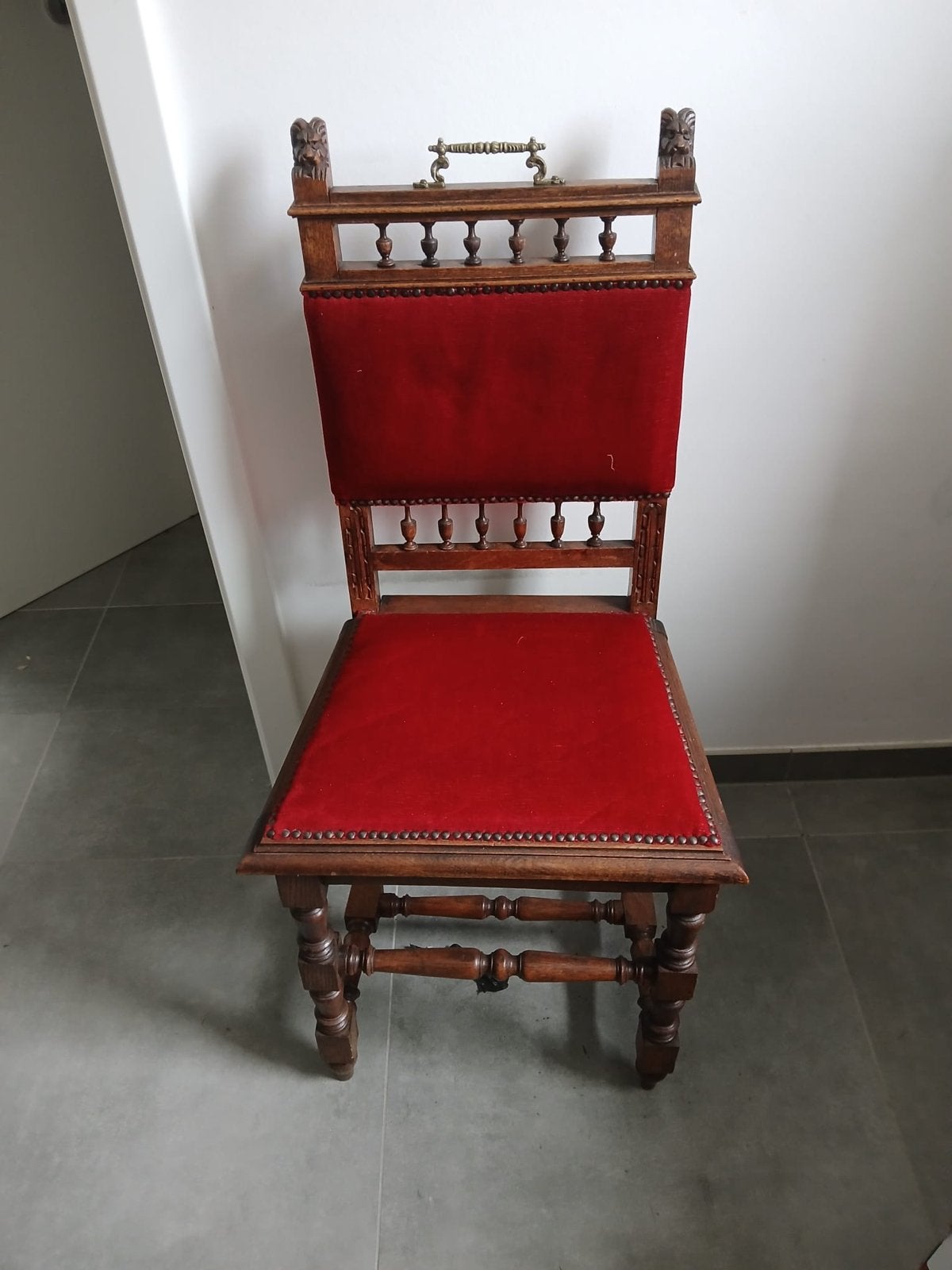 Antieke stoel met rood fluwelen bekleding, Ophalen