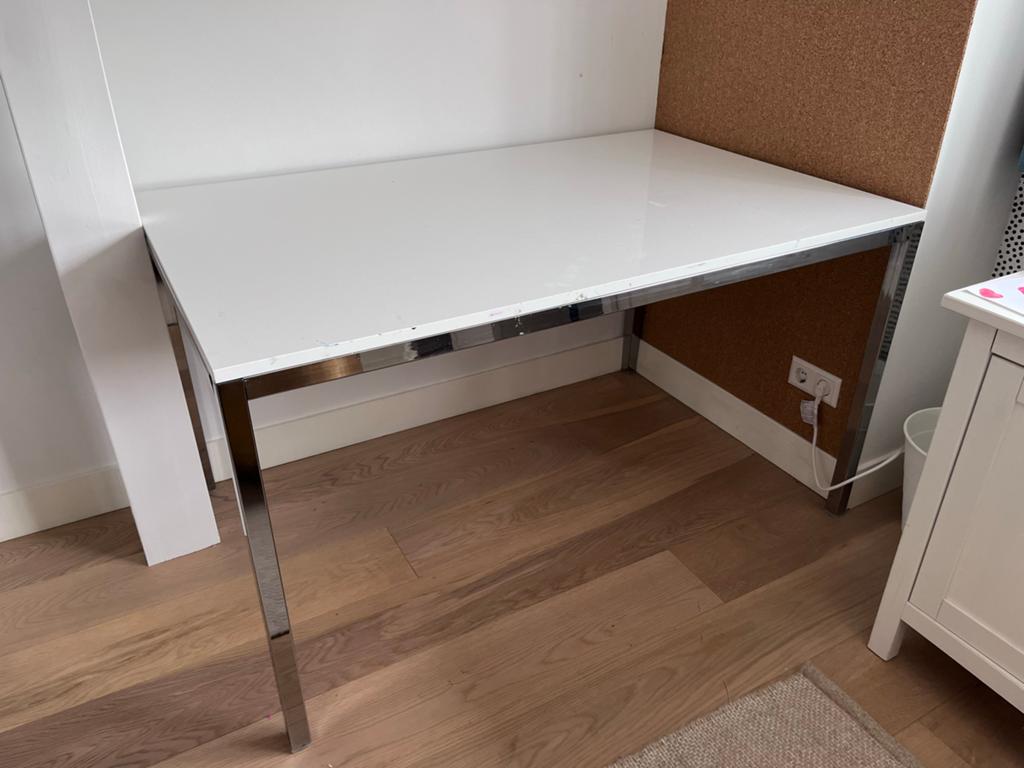 Witte tafel of bureau met chromen onderstel, Ophalen, Metaal, Zo goed als nieuw, Overige merken
