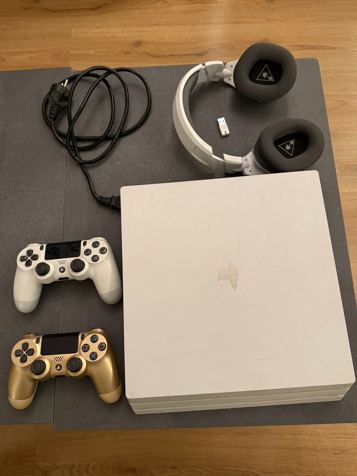Ps4 pro met 2 controllers en turtle beach s600 headset