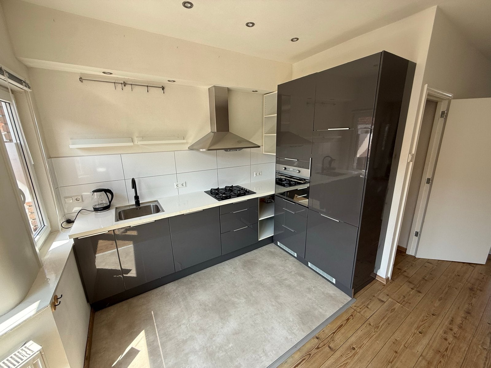 Moderne hoekkeuken met inbouwapparatuur (excl. vaatwasser), Huis en Inrichting, Keuken | Complete keukens, Ophalen, Gebruikt, Hoekkeuken