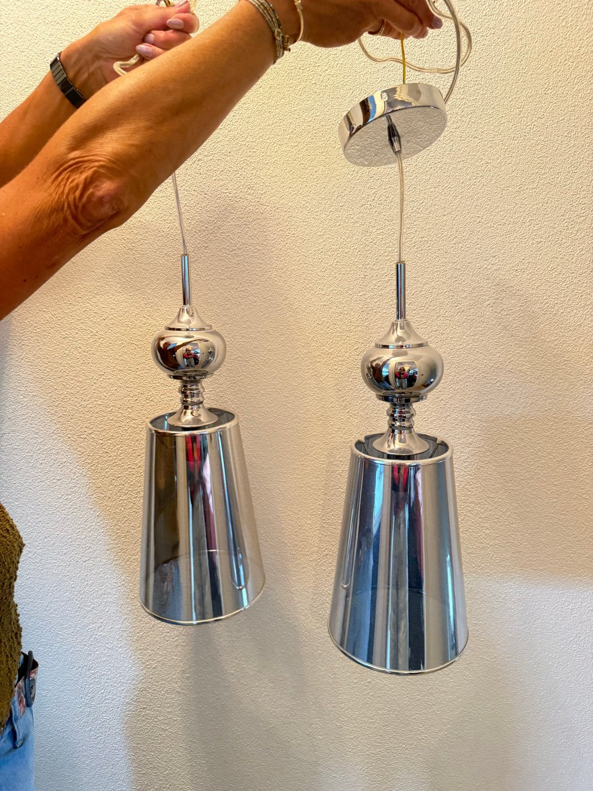 Set van 2 moderne hanglampen - Chroom met plastice kap, Ophalen, Zo goed als nieuw, Metaal, E14 (klein)