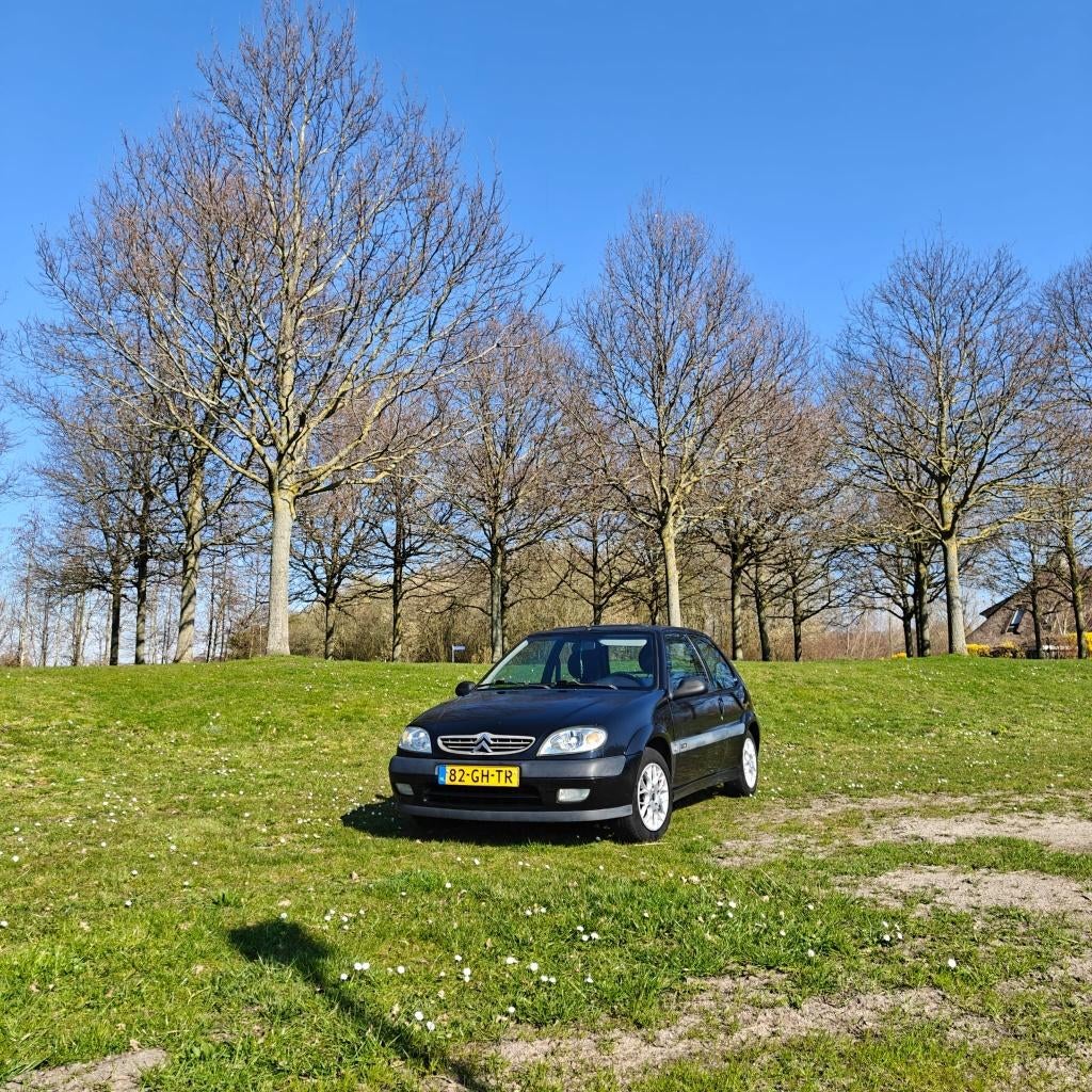 Unieke Citroën Saxo 1.4 VTS - Dakraam en 10 jaar in bezit!, Auto's, 1360 cc, 4 cilinders, Saxo, Zwart