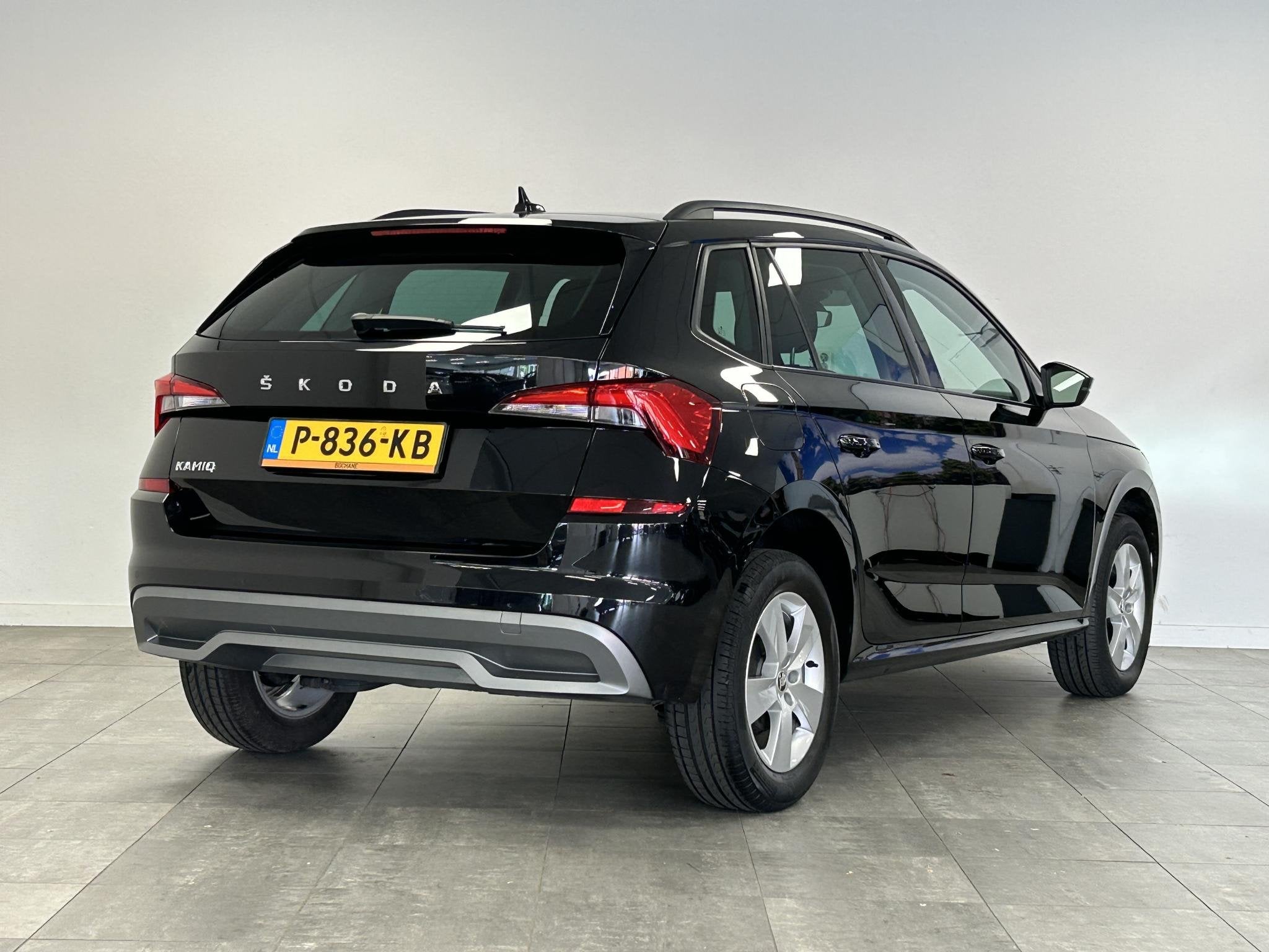 Skoda Kamiq 1.0 TSI Ambition Carplay | Parkeersensoren achte, Auto's, Stof, Gebruikt, 620 kg, Origineel Nederlands