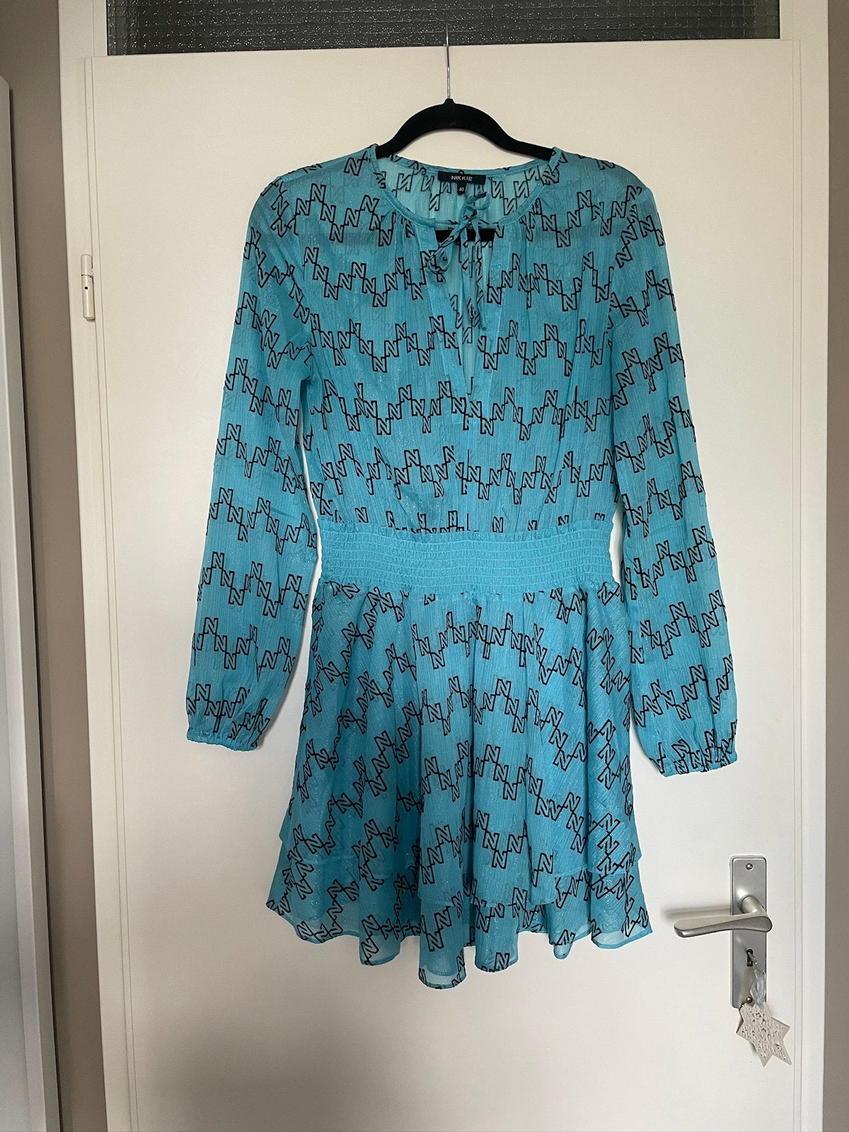 Nikkie plessen turquoise n logo jurk mt 40, Maat 38/40 (M), Blauw, Ophalen of Verzenden, Zo goed als nieuw