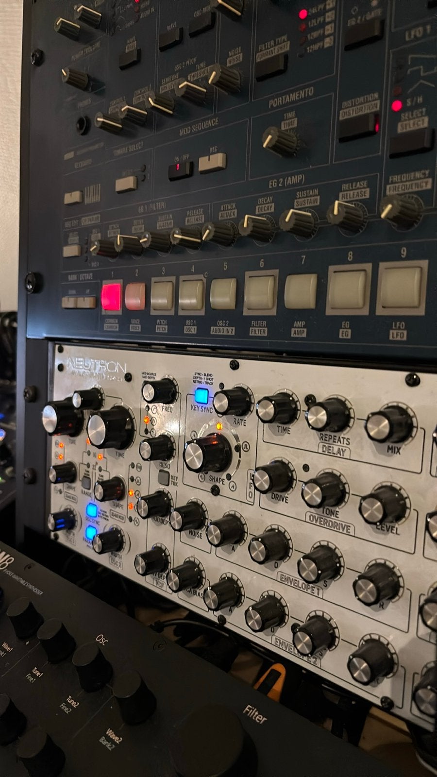 Behringer Neutron Analoge Synthesizer met Witte Faceplate, Overige merken, Zo goed als nieuw, Met midi-aansluiting, Overige aantallen