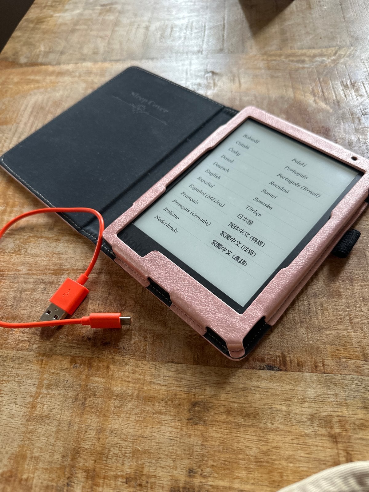 Kobo Aura e-reader met roze hoesje en oplaadkabel N236, Computers en Software, E-readers, Ophalen of Verzenden, Zo goed als nieuw