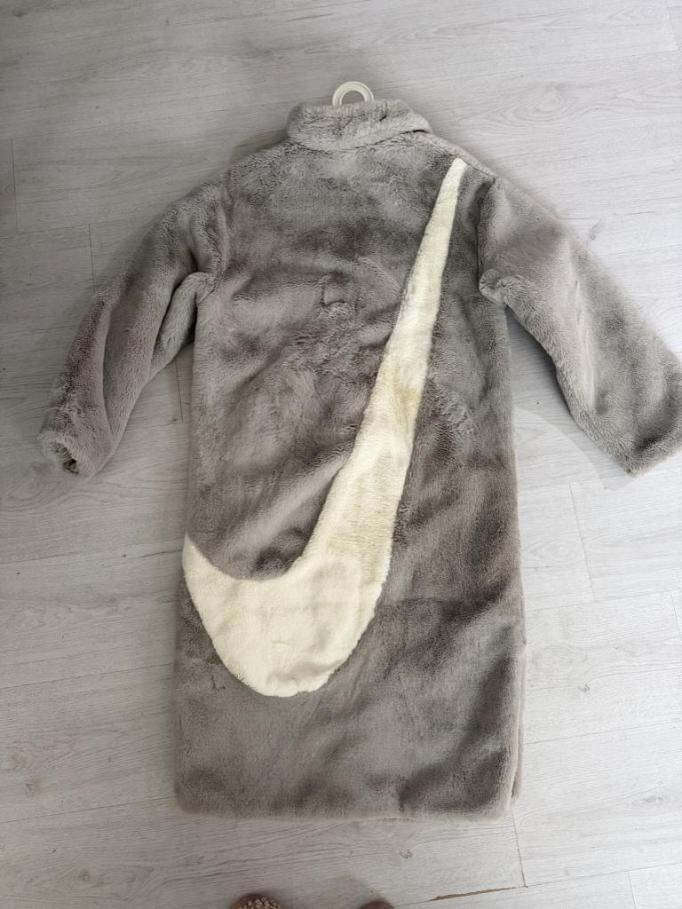 Grijze Nike jas, Kleding | Dames, Jassen | Winter, Nike, Ophalen of Verzenden, Zo goed als nieuw, Maat 34 (XS) of kleiner