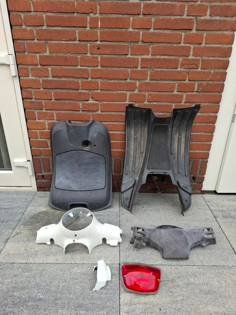 Scooter onderdelen: Treeplank, achterlicht, stuurkap, Fietsen en Brommers, Brommeronderdelen | Scooters, Ophalen of Verzenden