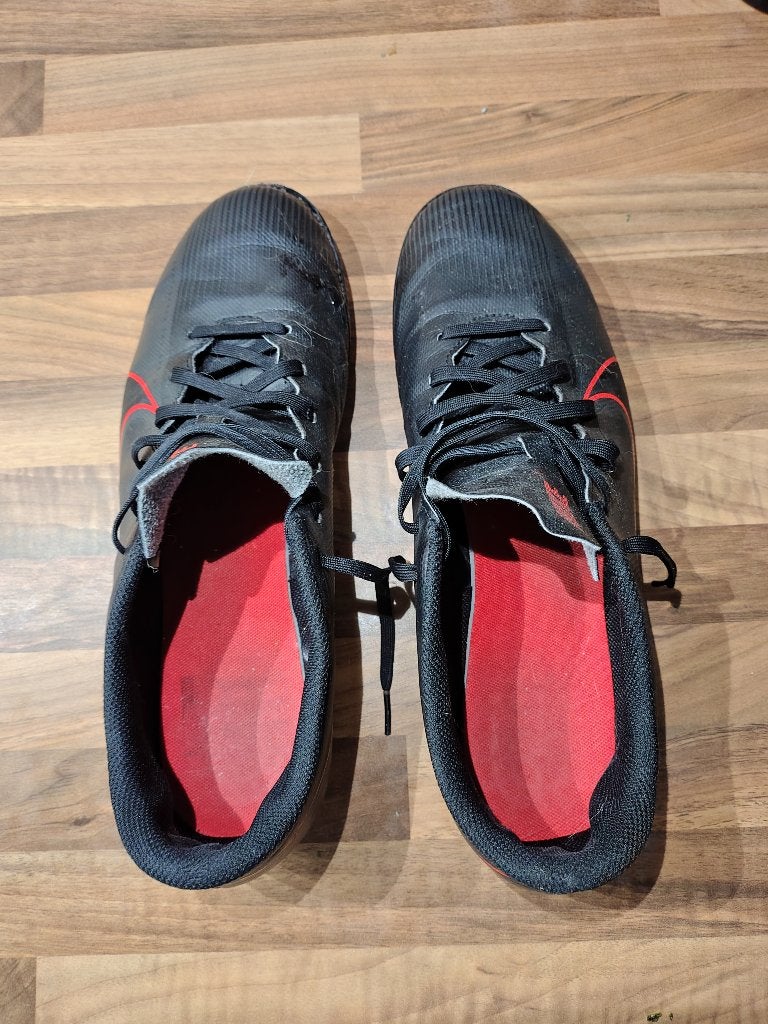 Zwart rode Nike voetbalschoenen maat 46, Ophalen, Nike, Nieuw, Sportschoenen