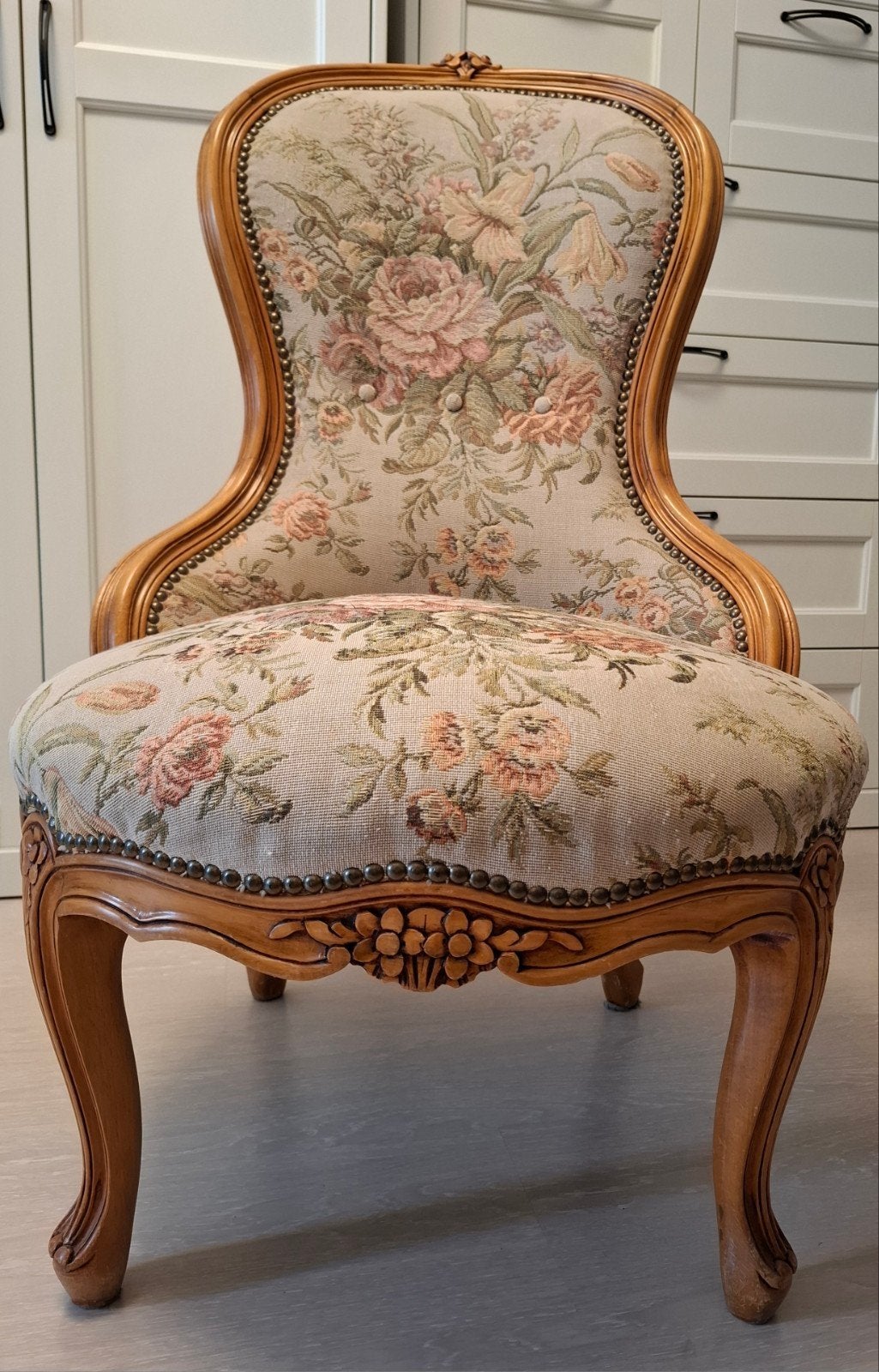 Stoel - fauteuil Louis XV stijl van notenhout met bloemmotie, Antiek en Kunst, Ophalen