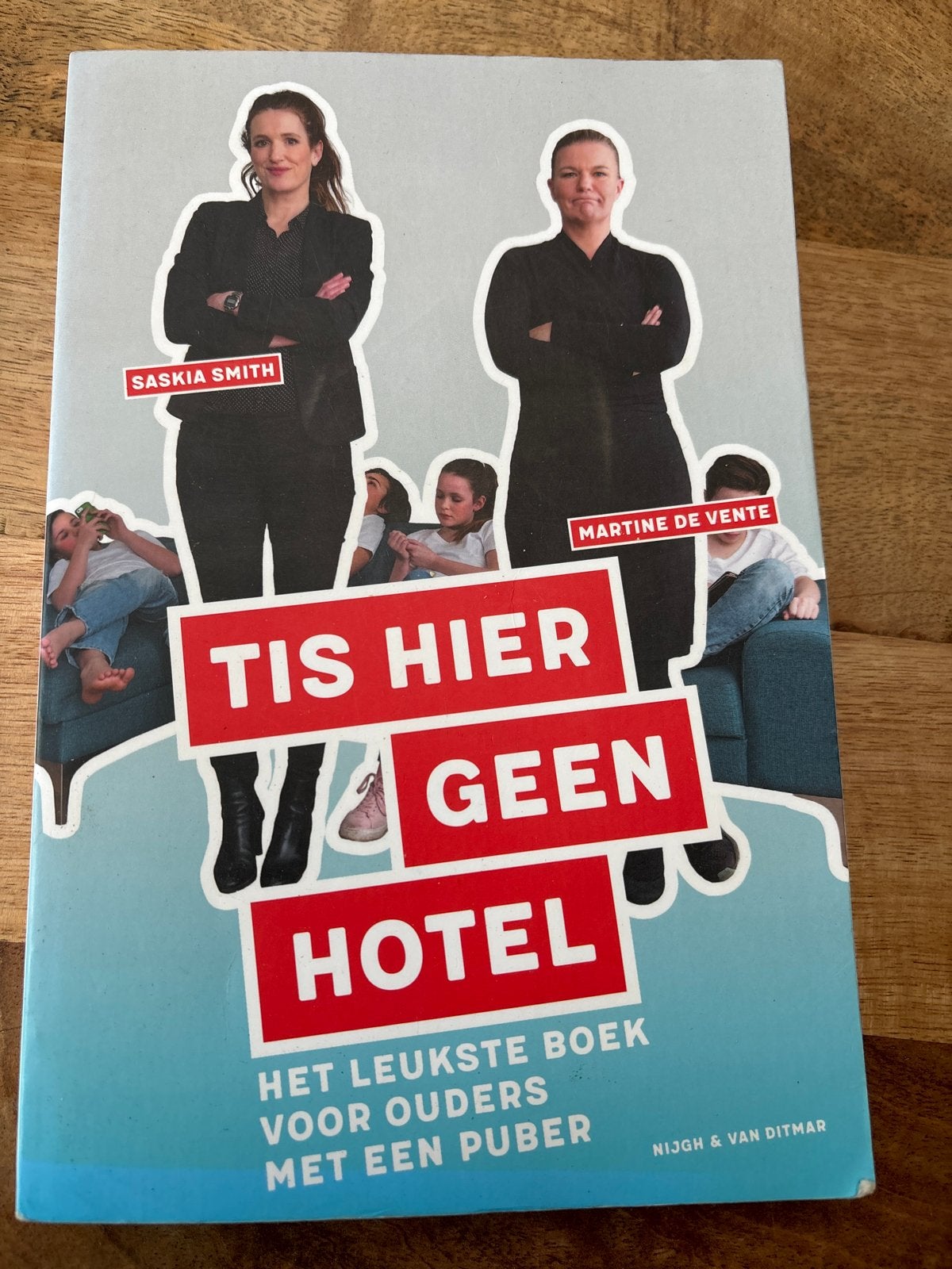 Tis Hier Geen Hotel - Boek over opvoeding pubers, Ophalen of Verzenden, Zo goed als nieuw, Opvoeding vanaf 10 jaar