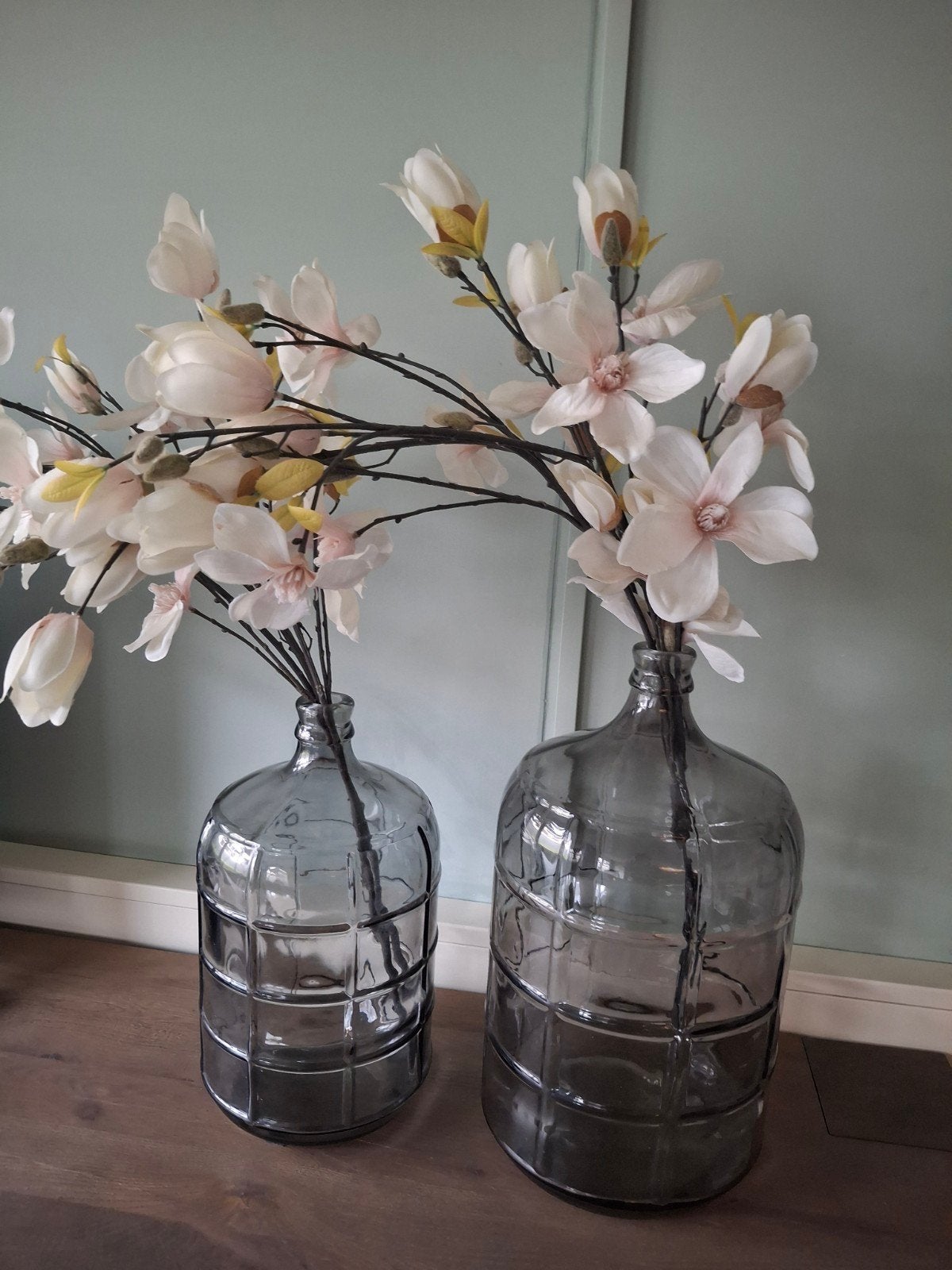Set van 2 glazen vazen met kunstbloemen Kwantum, Inclusief decoratie, Ophalen of Verzenden, Grijs, Glas