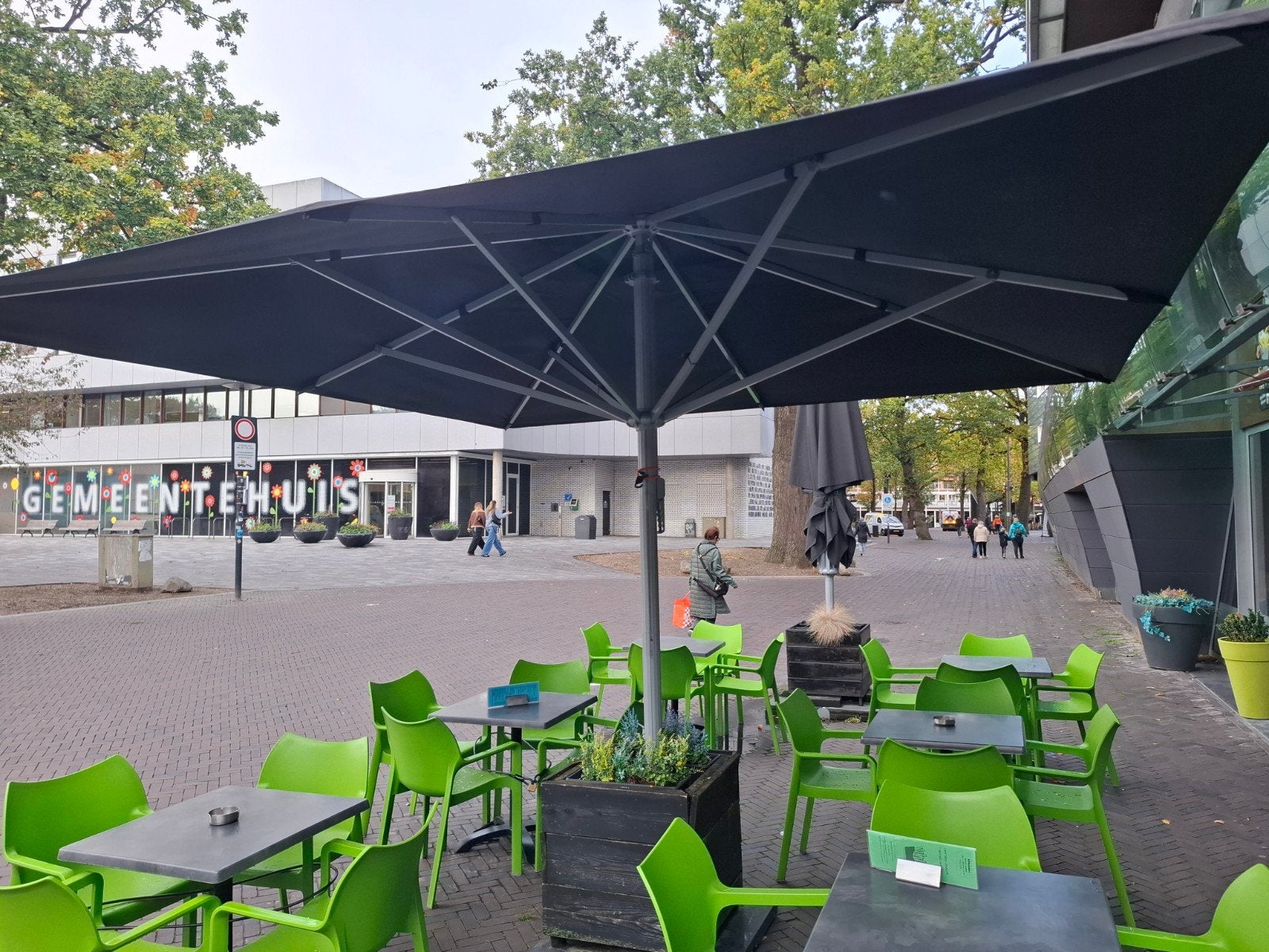 Grote zwarte horecaparasol met stevige voet, Ophalen, Zweefparasol, 3 tot 4 meter, Verstelbaar