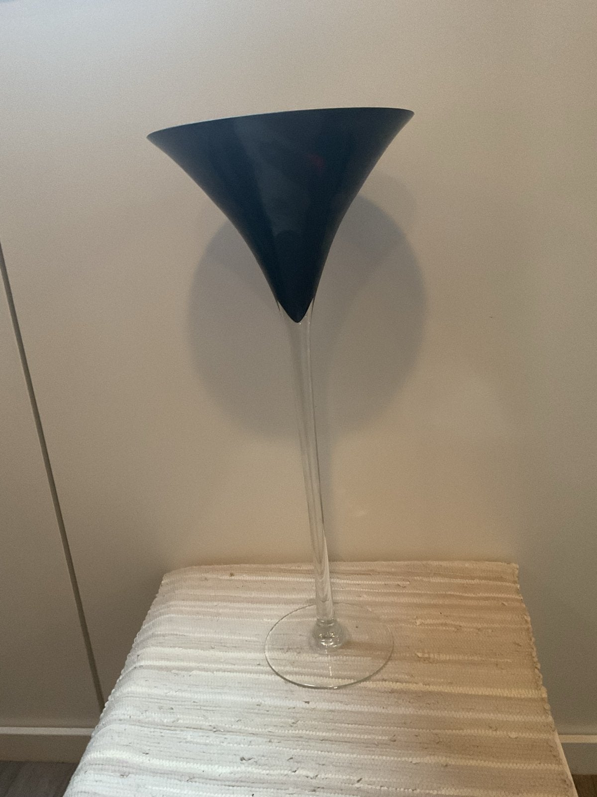 Hoge glazen vaas - Zwart/Transparant, Ophalen, Op voet, Zwart, Glas